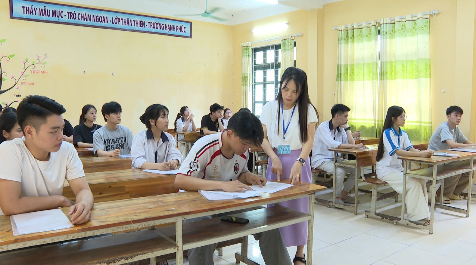 Thí sinh làm thủ tục dự thi tốt nghiệp THPT năm 2026 tại Trường THPT Sơn Dương