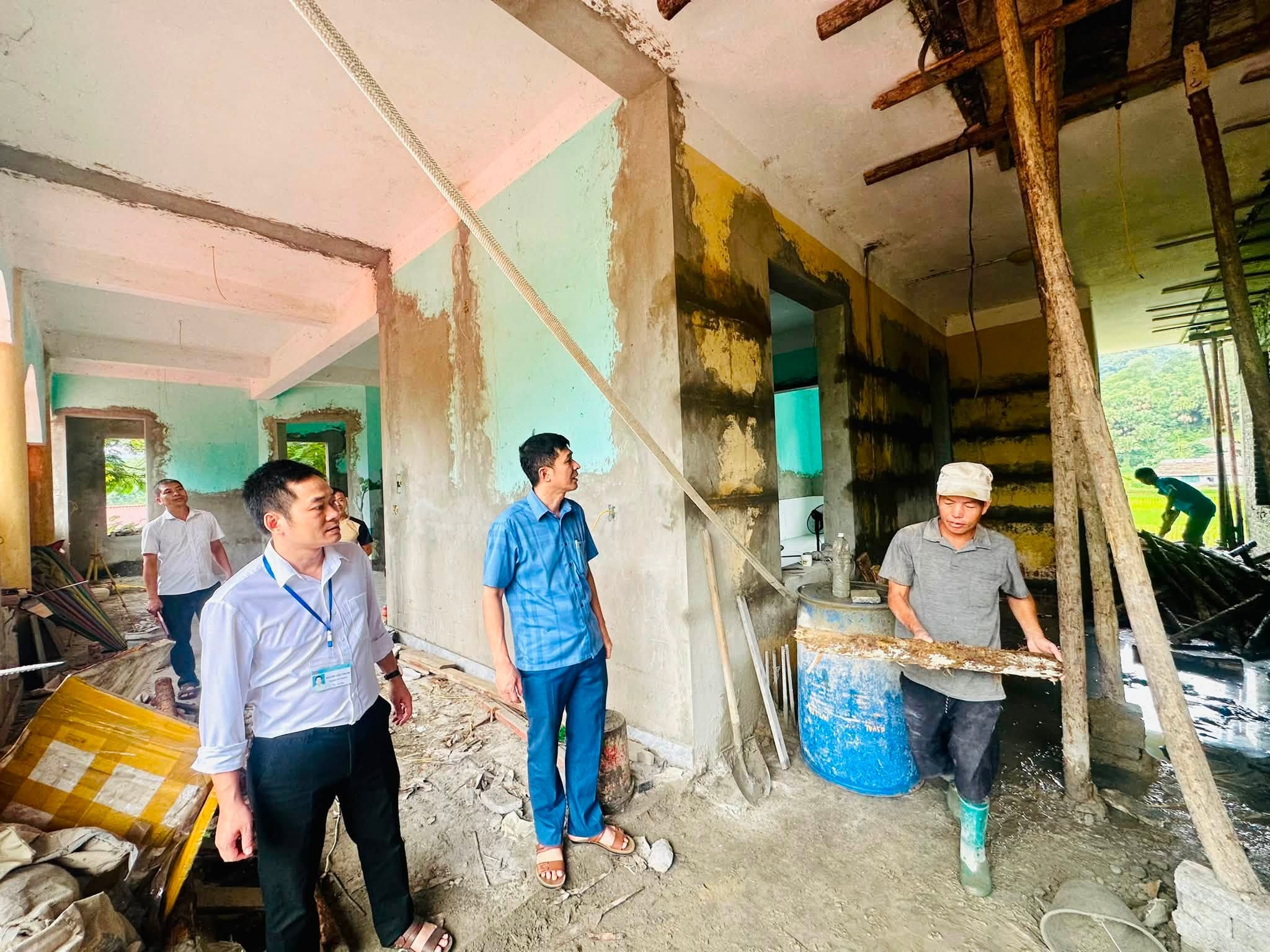 Đồng chí Phạm Tiến Duật - Phó Bí thư Đảng ủy - Chủ tịch UBND xã kiểm tra công tác sửa chữa cơ sở vật chất các trường học, chuẩn bị năm học mới