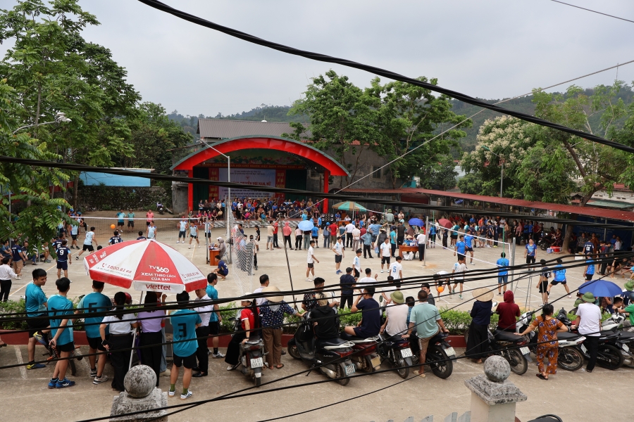 khung cảnh s&acirc;n.JPG