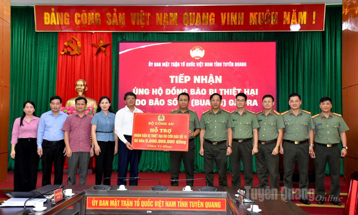 Bộ Công an hỗ trợ Tuyên Quang 5 tỷ đồng khắc phục hậu quả bão số 10