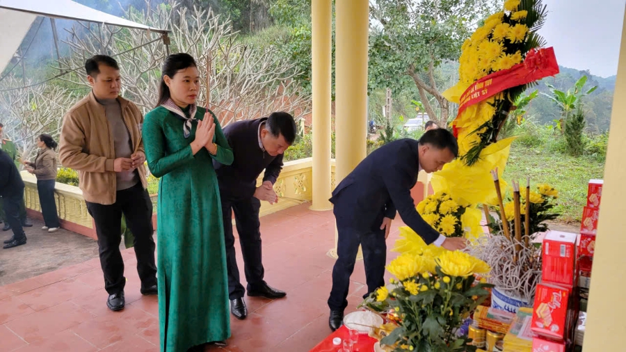 Viếng nghĩa trang 44.jpg