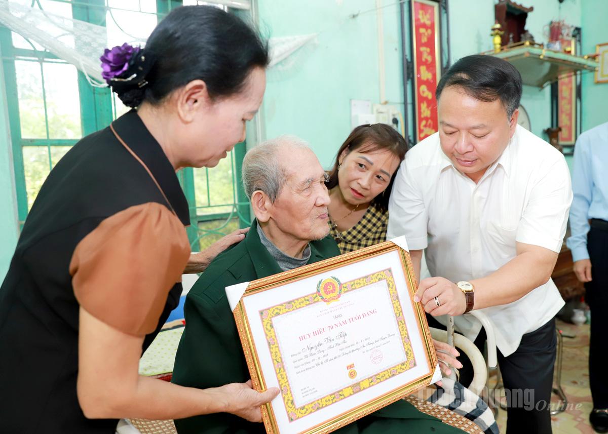 Chủ tịch UBND tỉnh Phan Huy Ngọc trao Huy hiệu 70 năm tuổi Đảng cho đảng viên