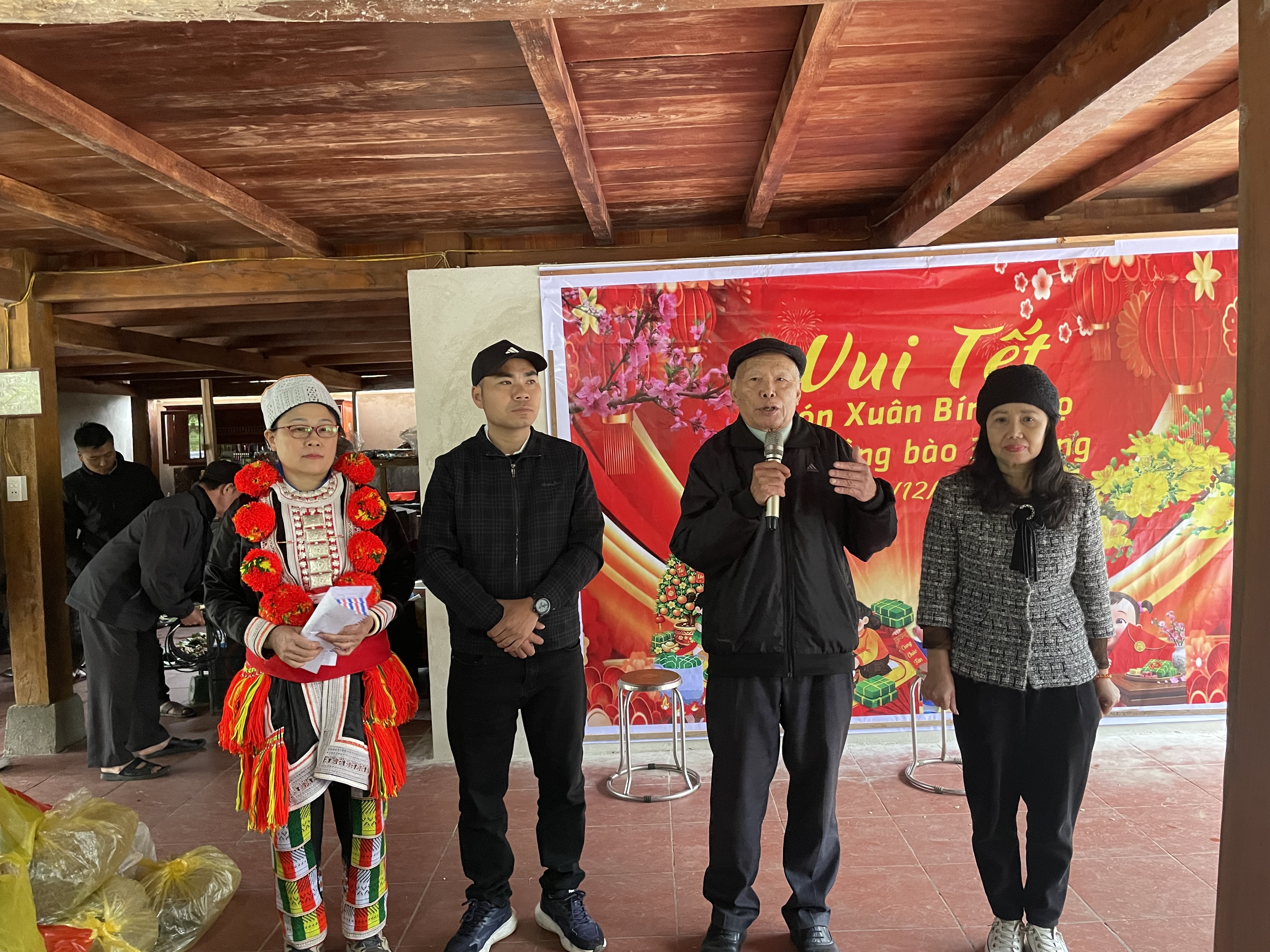 Vui Tết cùng xóm đồng bào người Dao