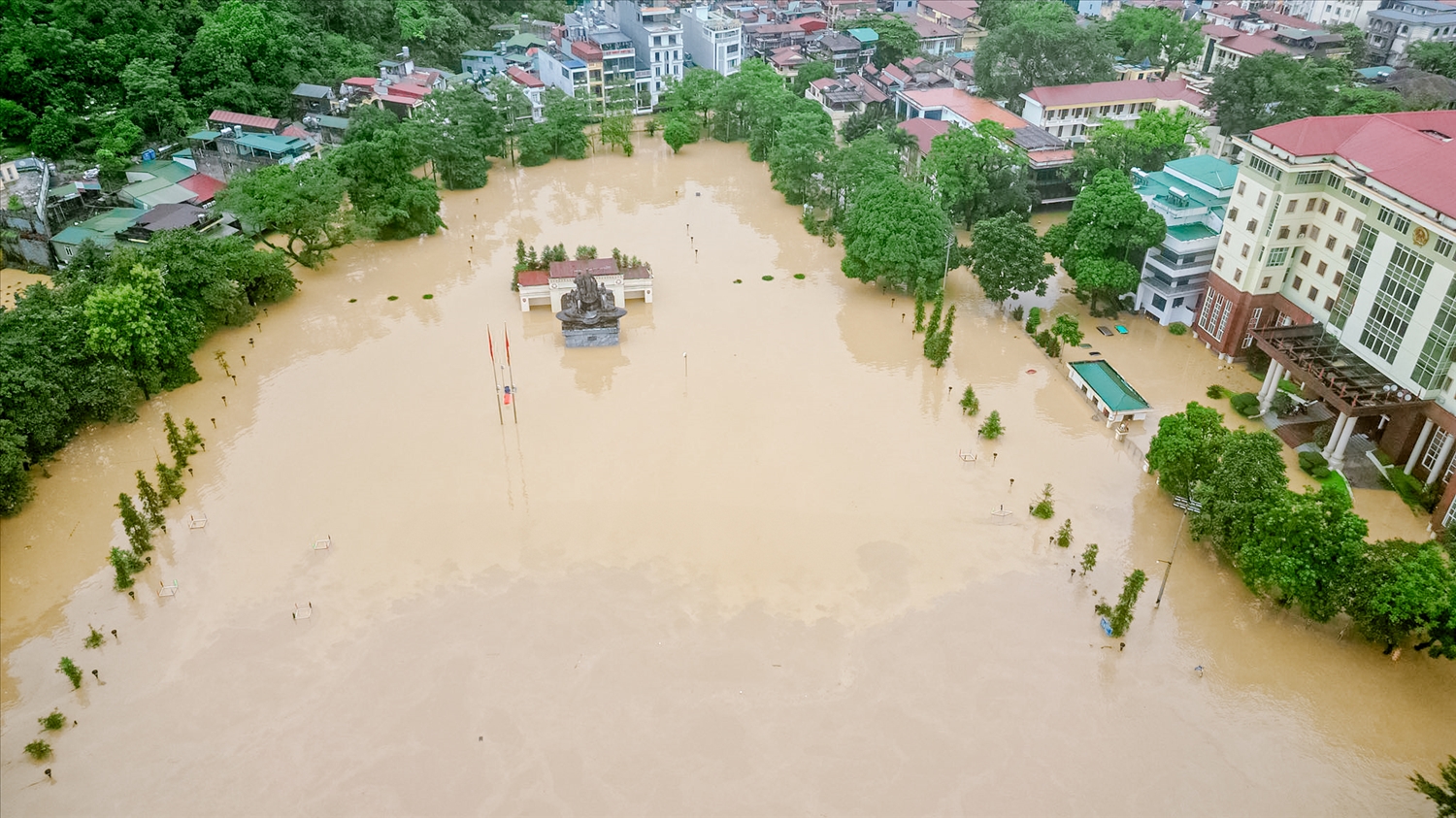 Thủ tướng Chính phủ chỉ đạo tập trung khắc phục nhanh hậu quả bão số 10 và mưa lũ