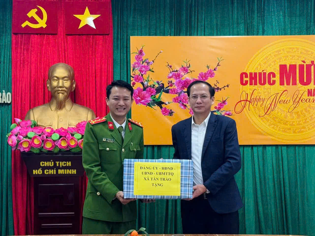 LÃNH ĐẠO ĐẢNG ỦY, HỘI ĐỒNG NHÂN DÂN, ỦY BAN NHÂN DÂN XÃ THĂM, CHÚC TẾT LỰC LƯỢNG CÔNG AN XÃ