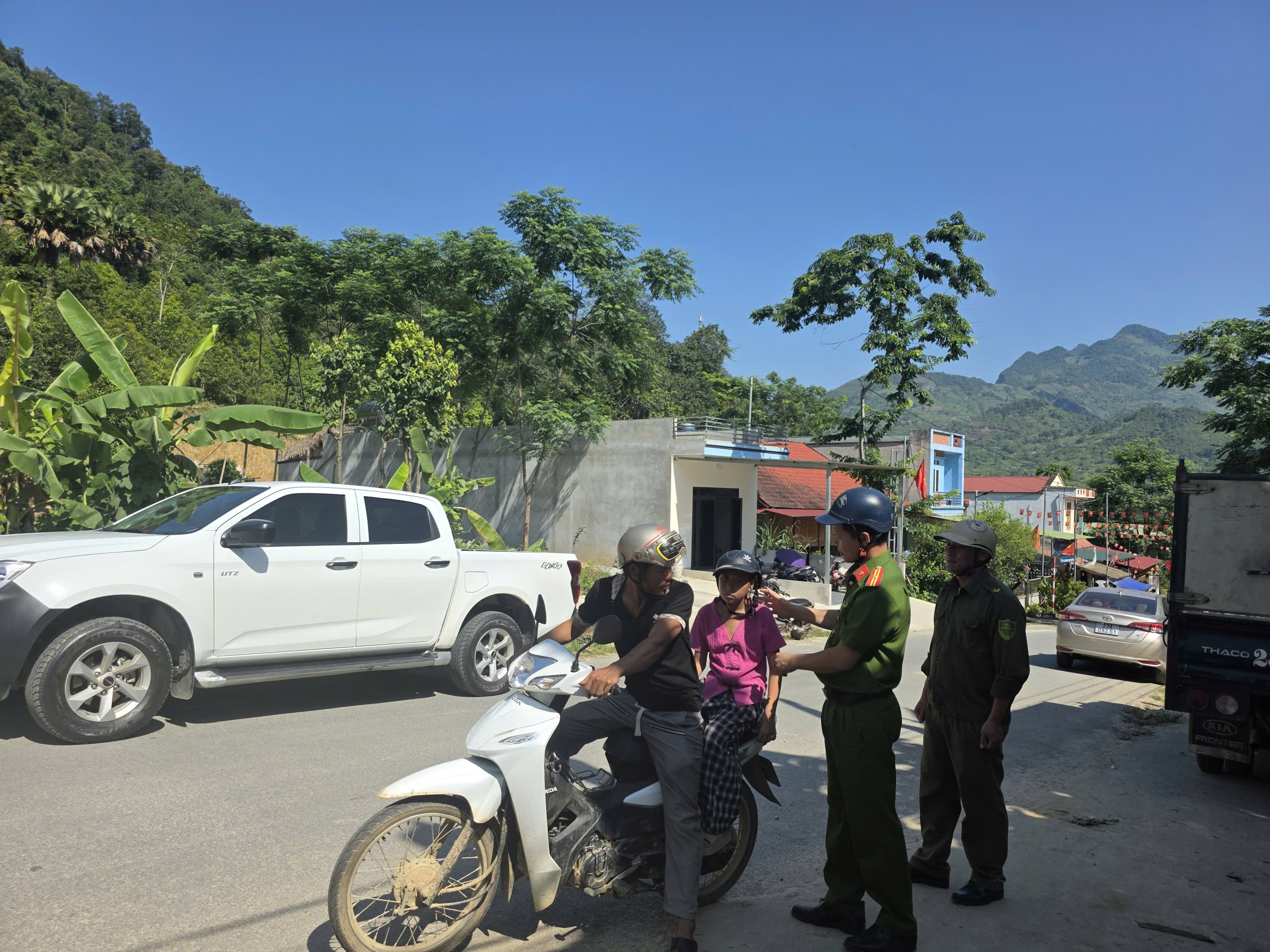 CÔNG AN XÃ THUẬN HÒA TĂNG CƯỜNG TUẦN TRA, KIỂM SOÁT XỬ LÝ VI PHẠM TRẬT TỰ AN TOÀN GIAO THÔNG TRÊN ĐỊA BÀN 