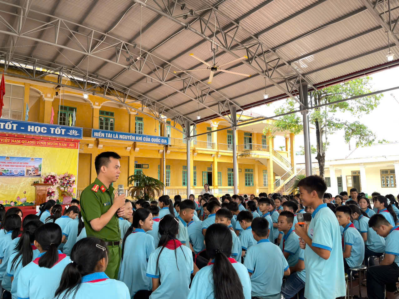 CÔNG AN XÃ SƠN THỦY TĂNG CƯỜNG TUYÊN TRUYỀN PHÒNG, CHỐNG ĐUỐI NƯỚC VÀ BẠO LỰC HỌC ĐƯỜNG CHO HỌC SINH