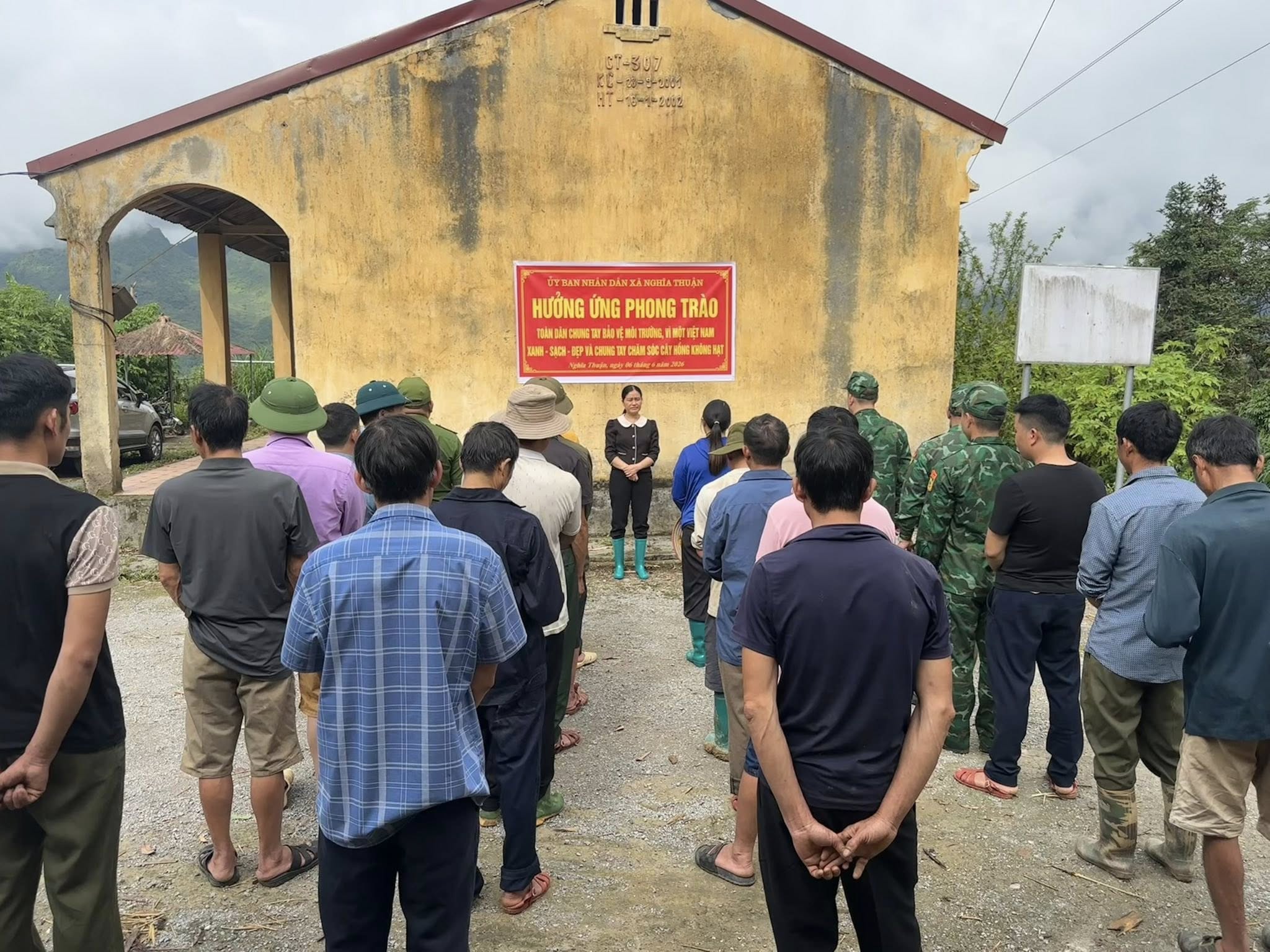 Xã Nghĩa Thuận ra quân hưởng ứng phong trào “Toàn dân chung tay bảo vệ môi trường, vì một Việt Nam xanh - sạch - đẹp” và Ngày thứ Bảy hướng về cơ sở chăm sóc cây hồng không hạt