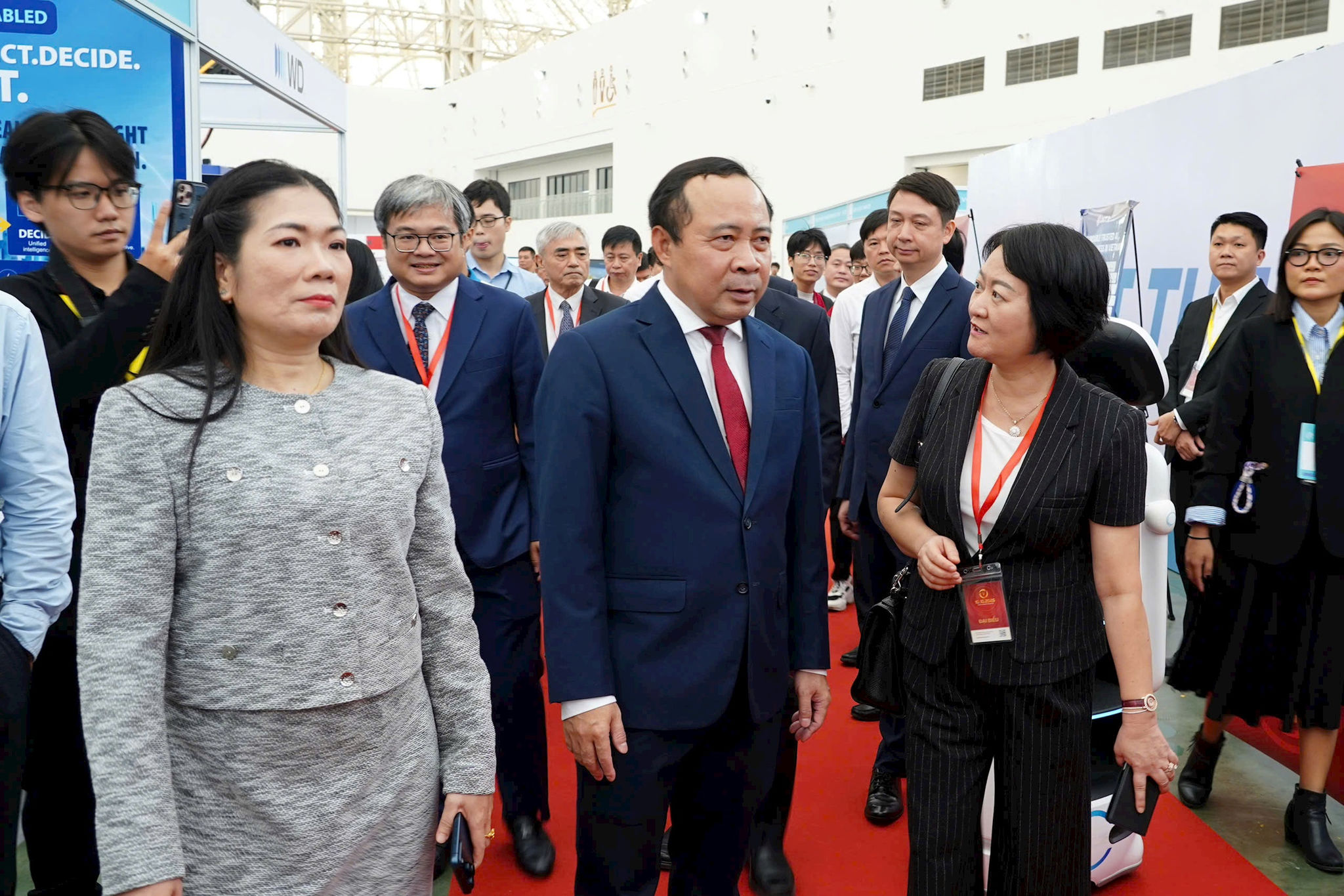 Khơi thông nguồn lực, thúc đẩy chuyển đổi số