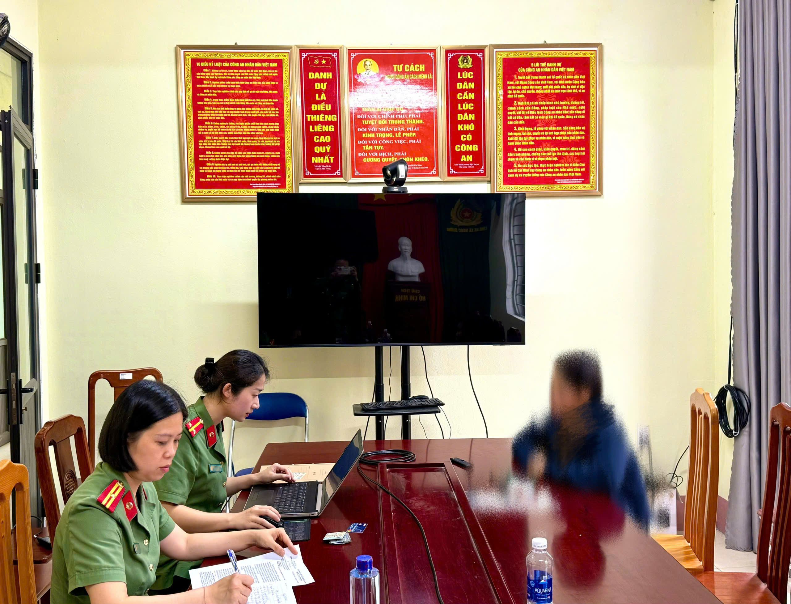 CÔNG AN XÃ NGỌC ĐƯỜNG LÀM VIỆC VỚI TRƯỜNG HỢP BÌNH LUẬN TIÊU CỰC TRÊN MẠNG XÃ HỘI 