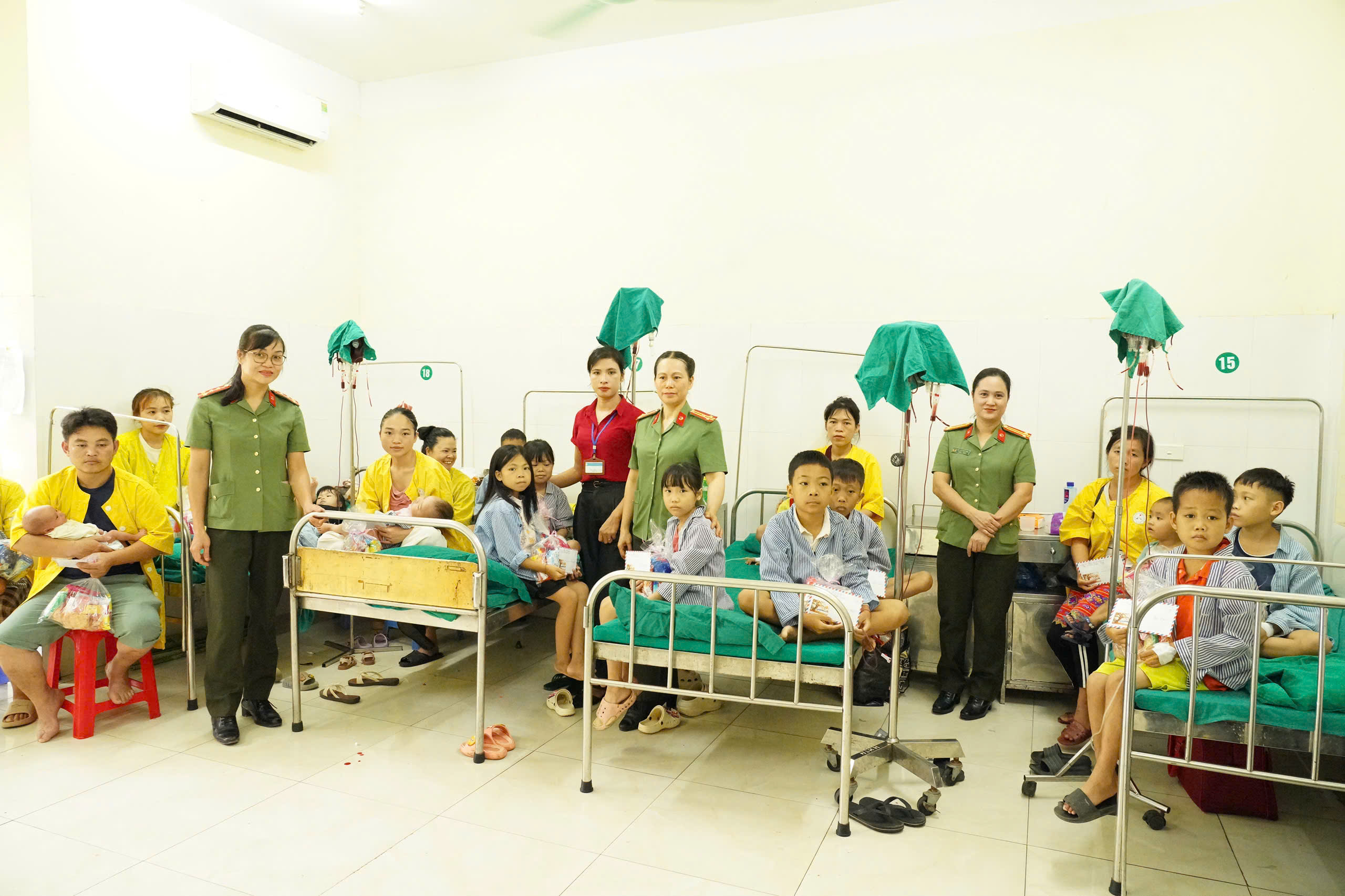 PHÒNG HỒ SƠ NGHIỆP VỤ, CÔNG AN TỈNH TẶNG QUÀ THIẾU NHI NHÂN DỊP 1/6 