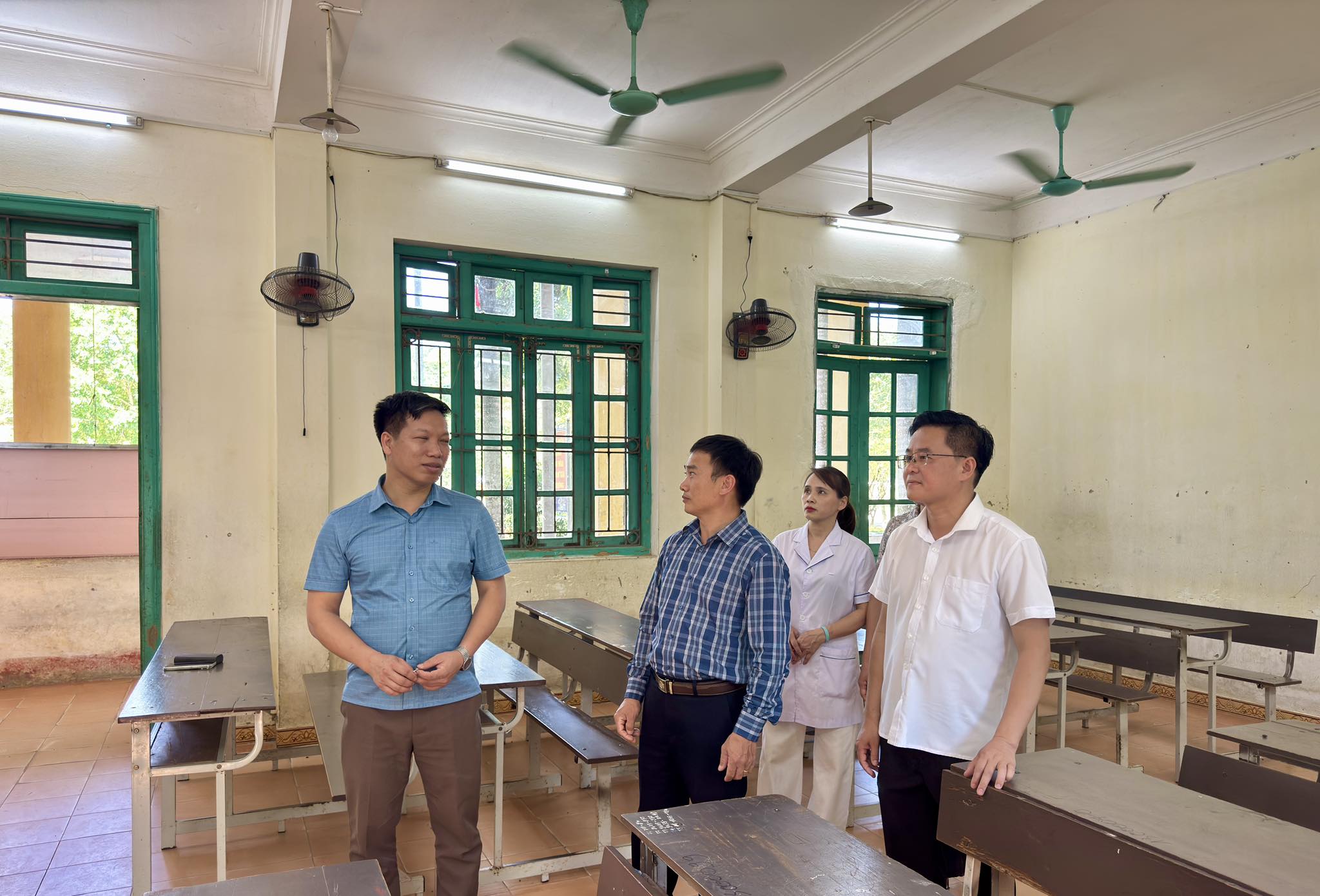 Lãnh đạo UBND xã kiểm tra công tác chuẩn bị cho kỳ thi tốt nghiệp THPT 