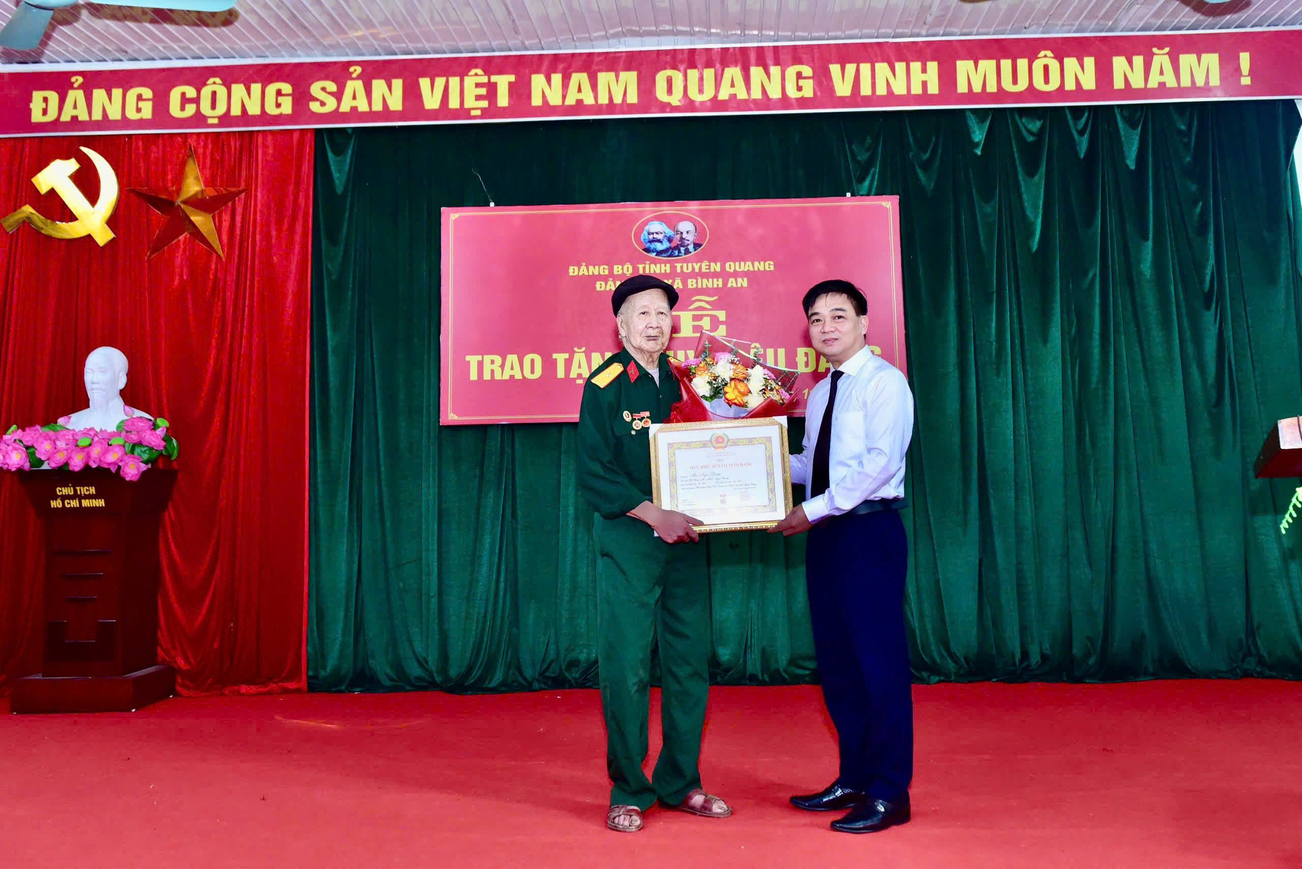Đồng chí Nguyễn Hưng Vượng, Ủy viên Ban Thường vụ Tỉnh ủy, Chủ nhiệm Ủy ban Kiểm tra Tỉnh ủy trao Huy hiệu Đảng tại xã Bình An