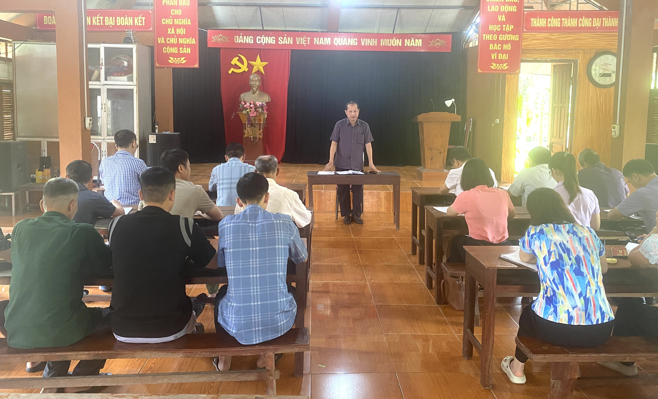 Bí thư Đảng ủy Nguyễn Danh Hùng làm việc với các chi bộ tổ dân phố sau sắp xếp, sáp nhập