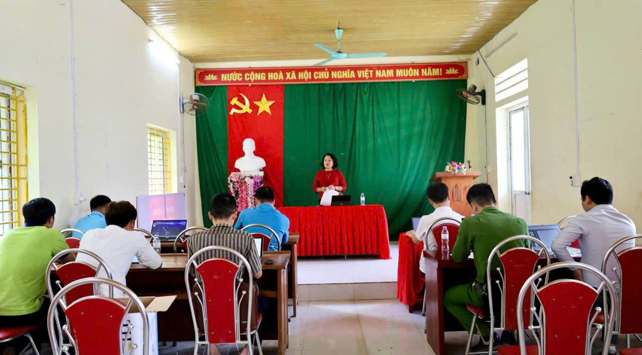 ĐỒNG CHÍ BÍ THƯ ĐẢNG UỶ, CHỦ TỊCH HĐND XÃ LÀM VIỆC VỚI THÔN KHUỔI TRANG