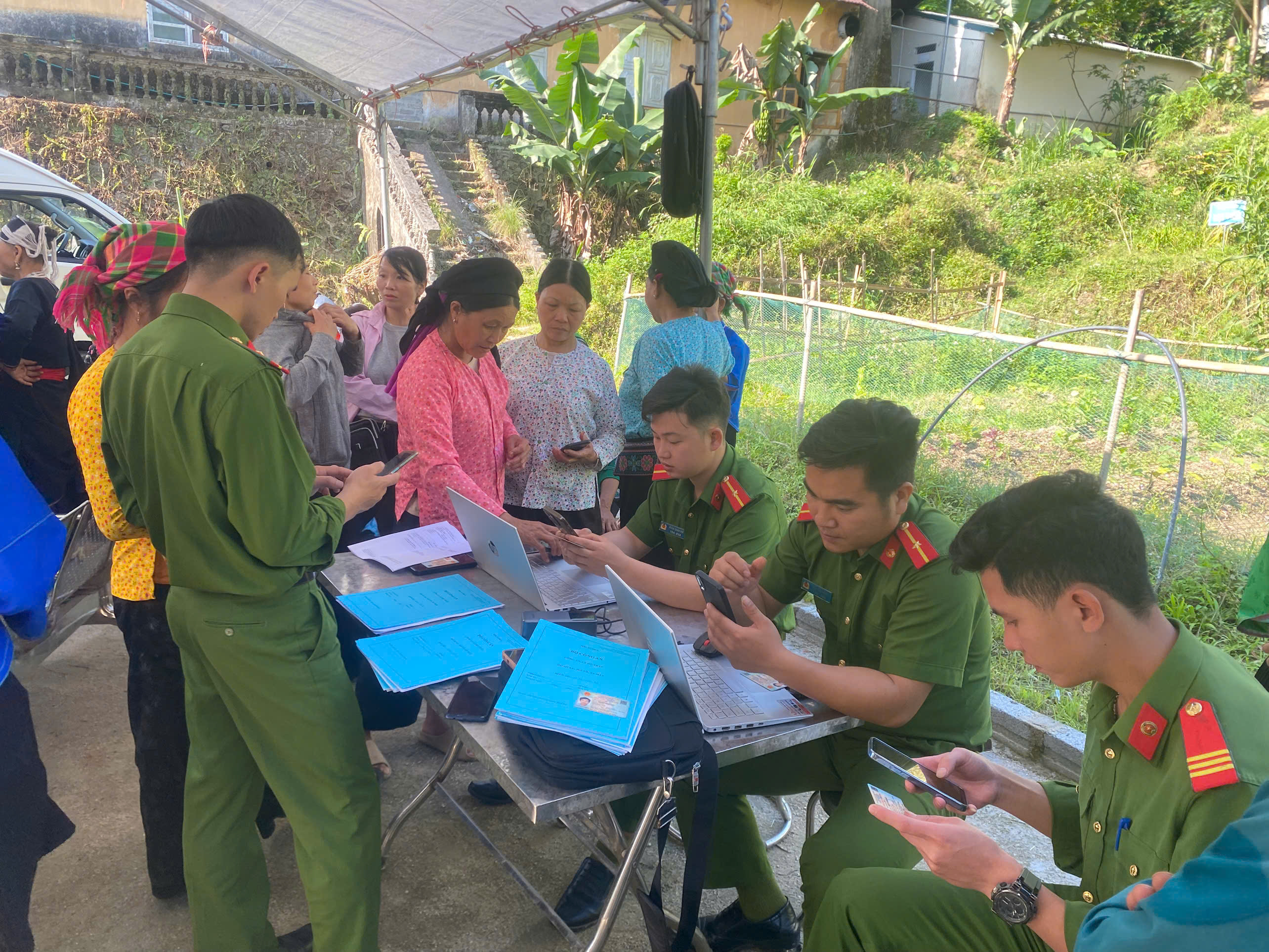 CÔNG AN XÃ HỒ THẦU TỔ CHỨC LƯU ĐỘNG HỖ TRỢ TÍCH HỢP GIẤY TỜ TRÊN VNeID, CẤP TÀI KHOẢN ĐỊNH DANH ĐIỆN TỬ MỨC 2 CHO NHÂN DÂN VÀ HỌC SINH