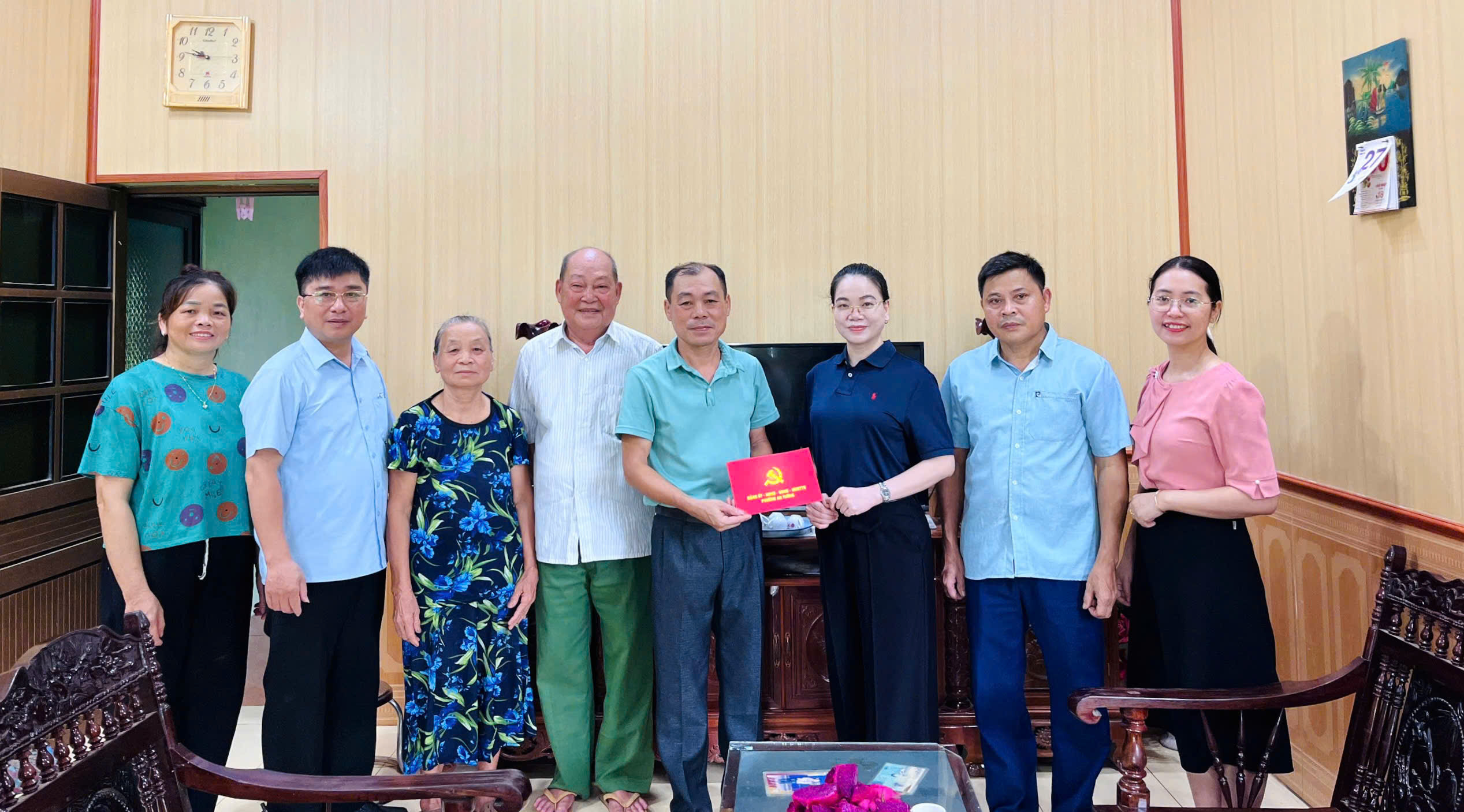 Đồng chí Phó Bí thư Thường trực Đ  ảng ủy phường An Tường Vũ Quỳnh Loan tặng quà, chúc mừng người có uy tín, chức sắc, chức việc nhân dịp Quốc khánh 2/9