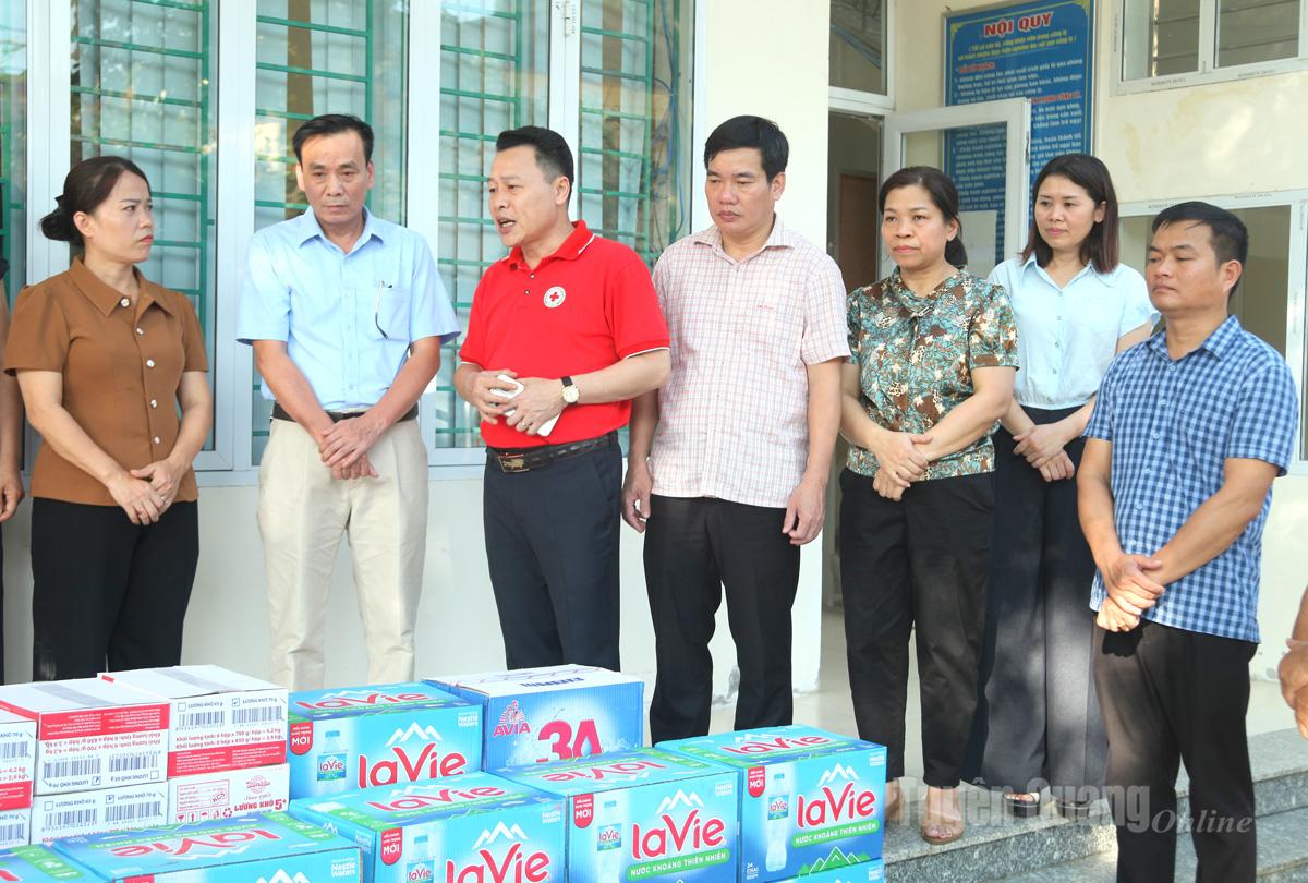 Trưởng Đoàn ĐBQH hoạt động chuyên trách tỉnh Lý Thị Lan thăm một số đơn vị bị ảnh hưởng của thiên tai