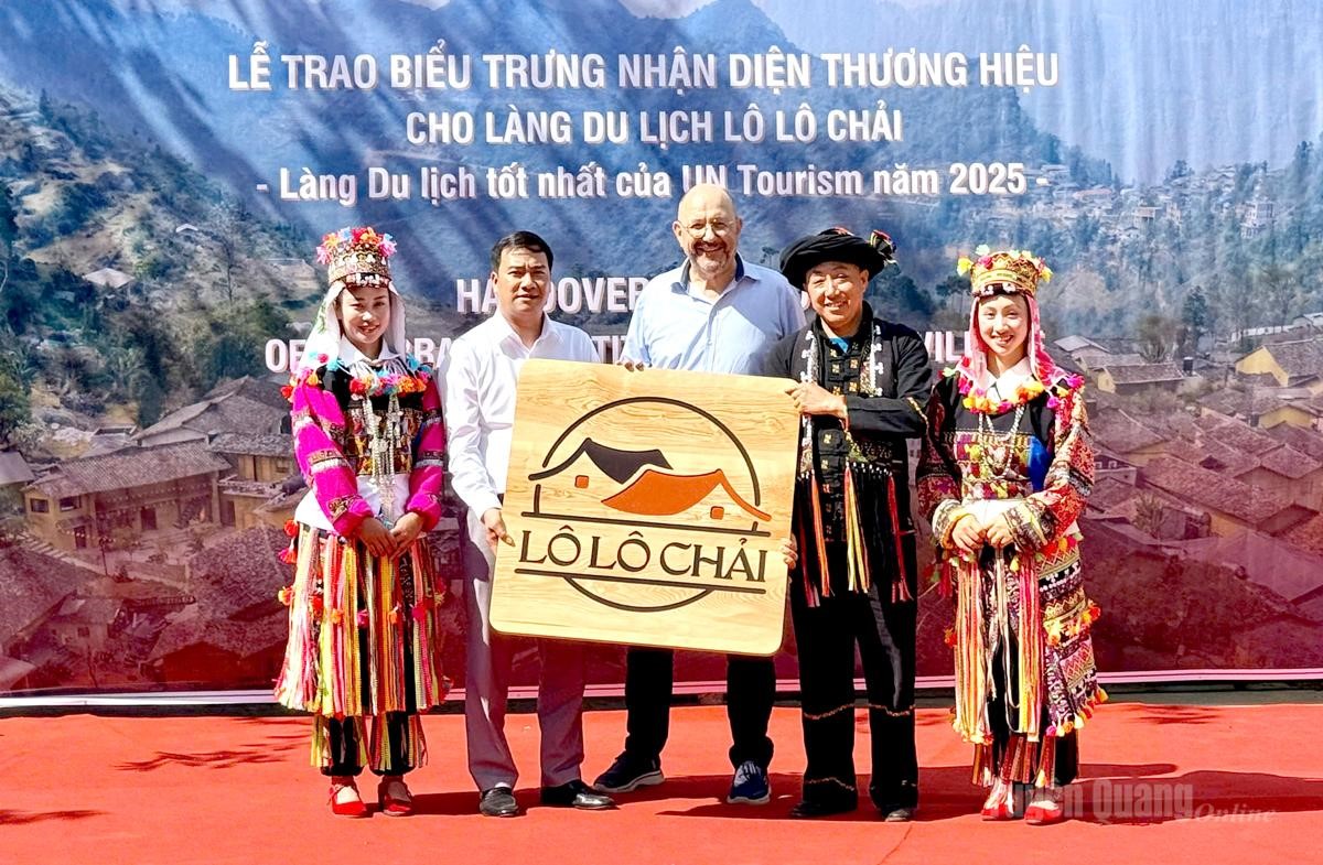 Đoàn Đại sứ Thụy Sĩ tại Việt Nam thăm và làm việc tại xã Lũng Cú