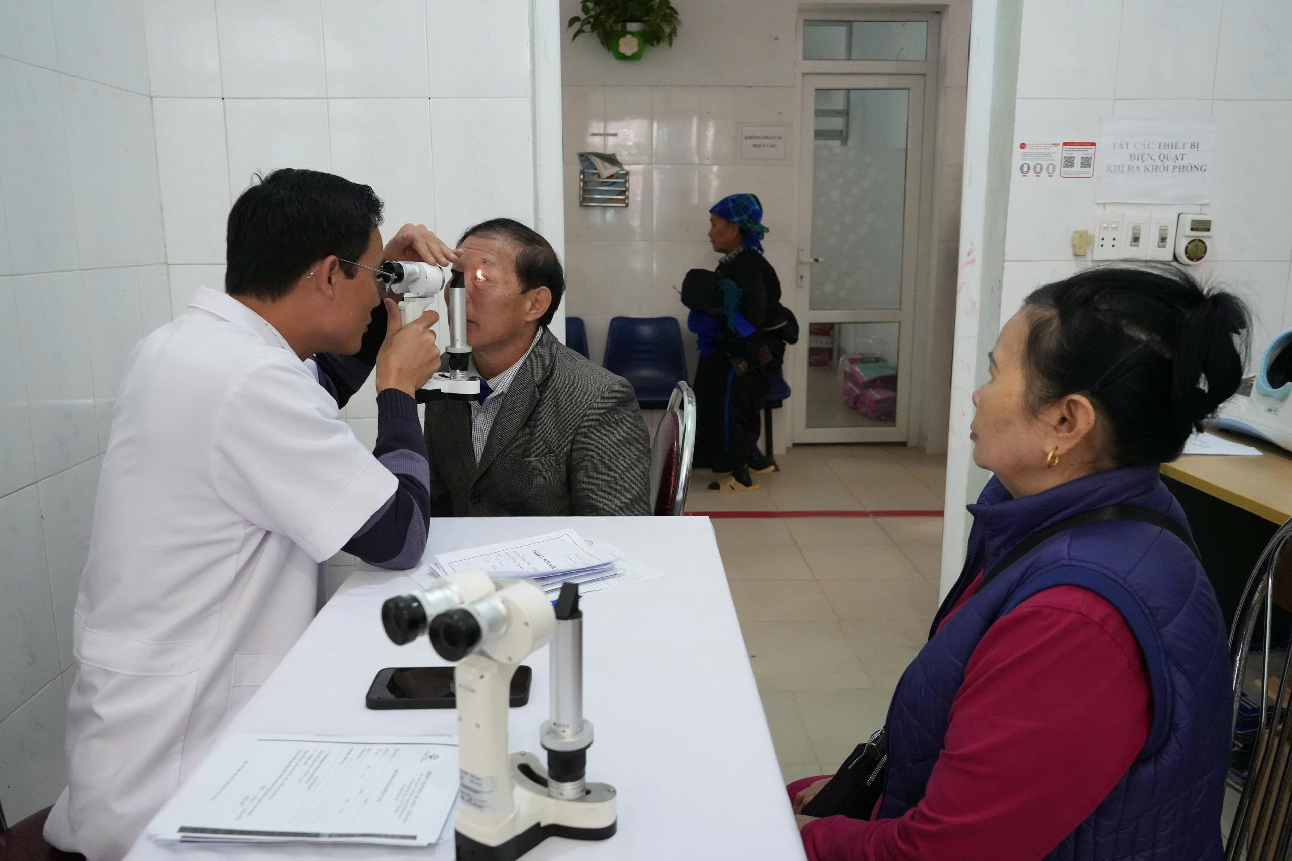 KHÁM CHỮA BỆNH, CẤP PHÁT THUỐC MIỄN PHÍ CHO CÁC GIA ĐÌNH CHÍNH SÁCH