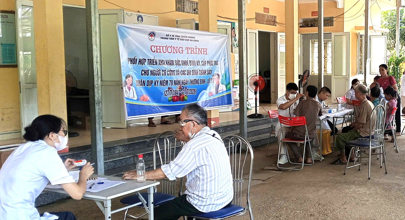 Trạm Y tế xã Hồng Thái khám sức khỏe, cấp phát thuốc miễn phí cho người có công và gia đình chính sách