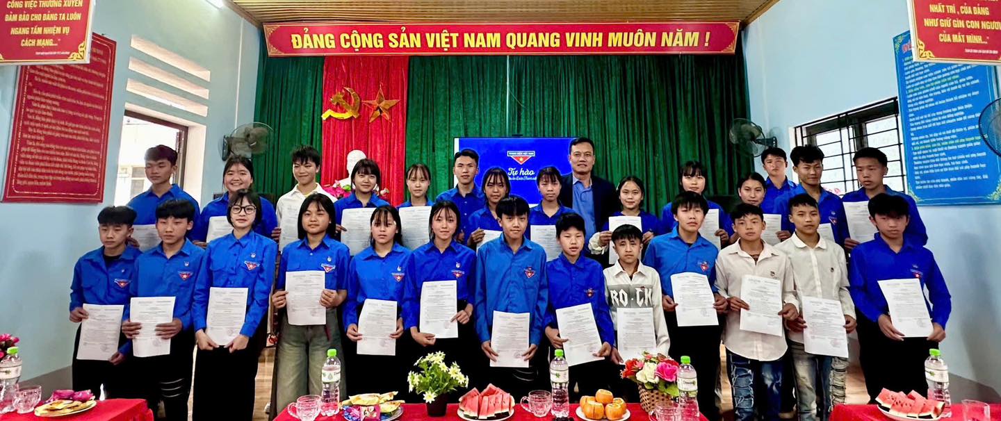 Chi đoàn Trường PTDTBT THCS Sủng Trái kết nạp 94 đội viên vào Đoàn TNCS Hồ Chí Minh
