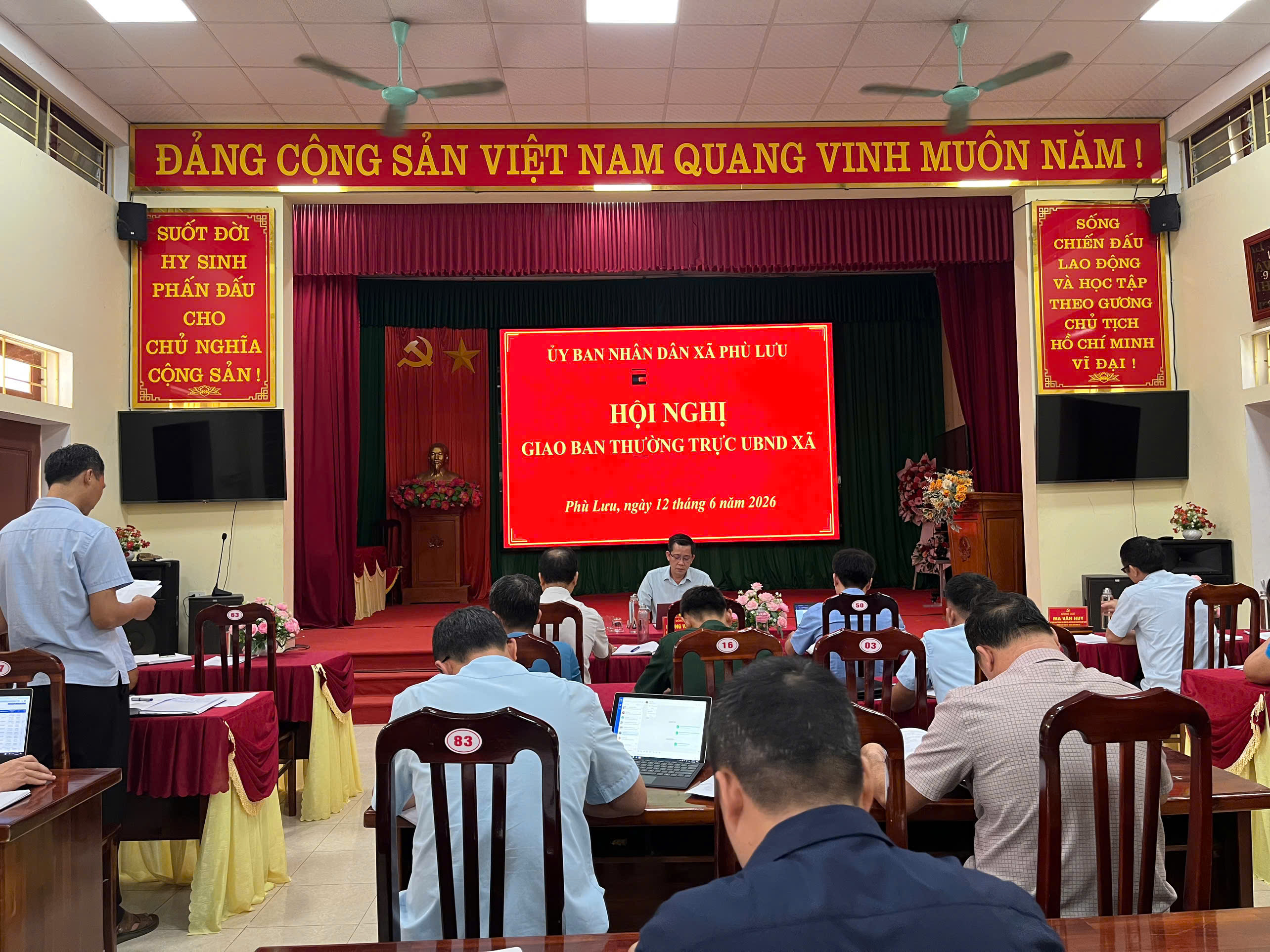 XÃ PHÙ LƯU TỔ CHỨC HỘI NGHỊ GIAO BAN THƯỜNG TRỰC ỦY BAN NHÂN DÂN XÃ