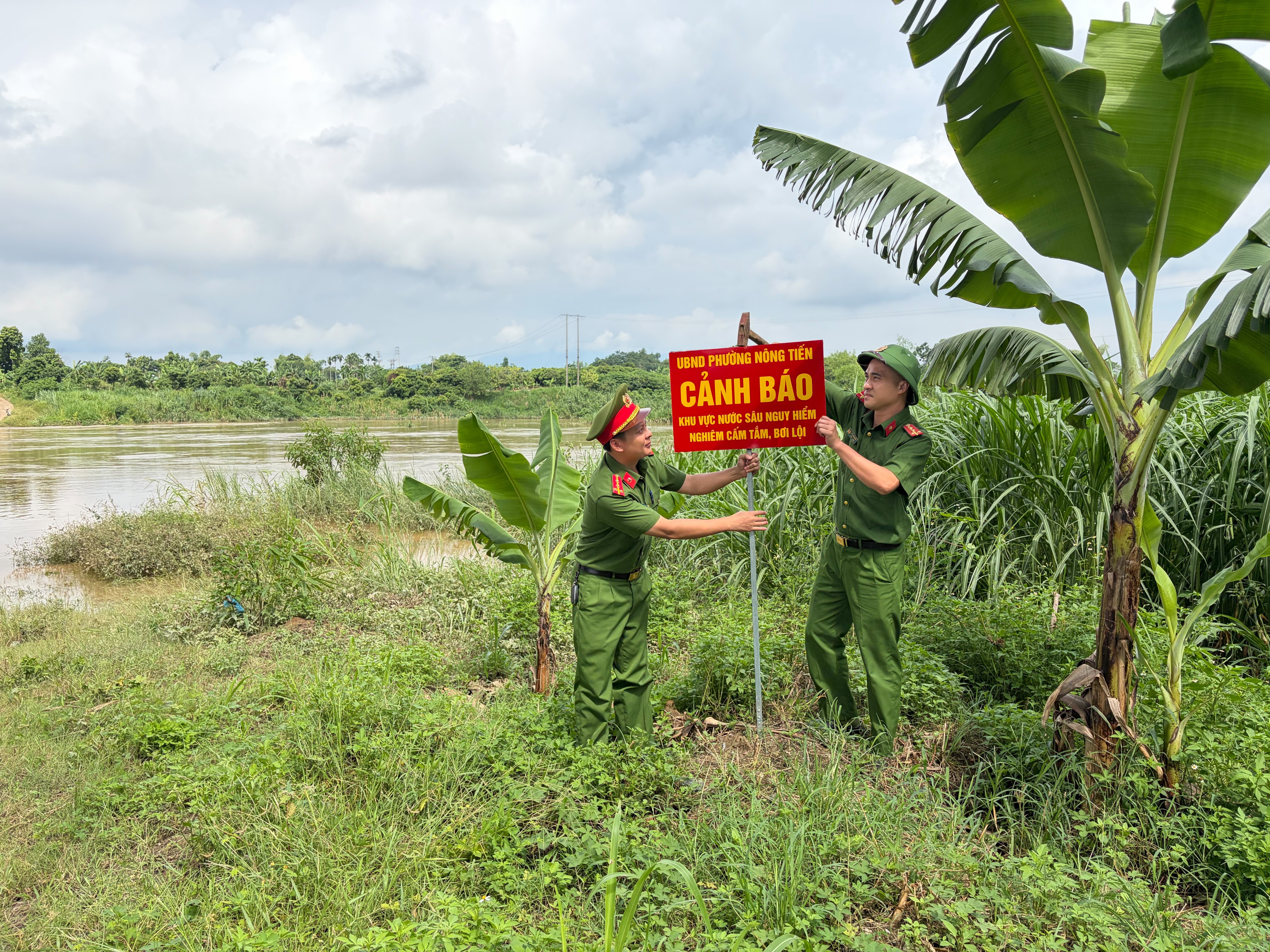 CÔNG AN PHƯỜNG NÔNG TIẾN TĂNG CƯỜNG CẢNH BÁO NGUY CƠ SẠT LỞ, ĐUỐI NƯỚC TRONG MÙA MƯA LŨ