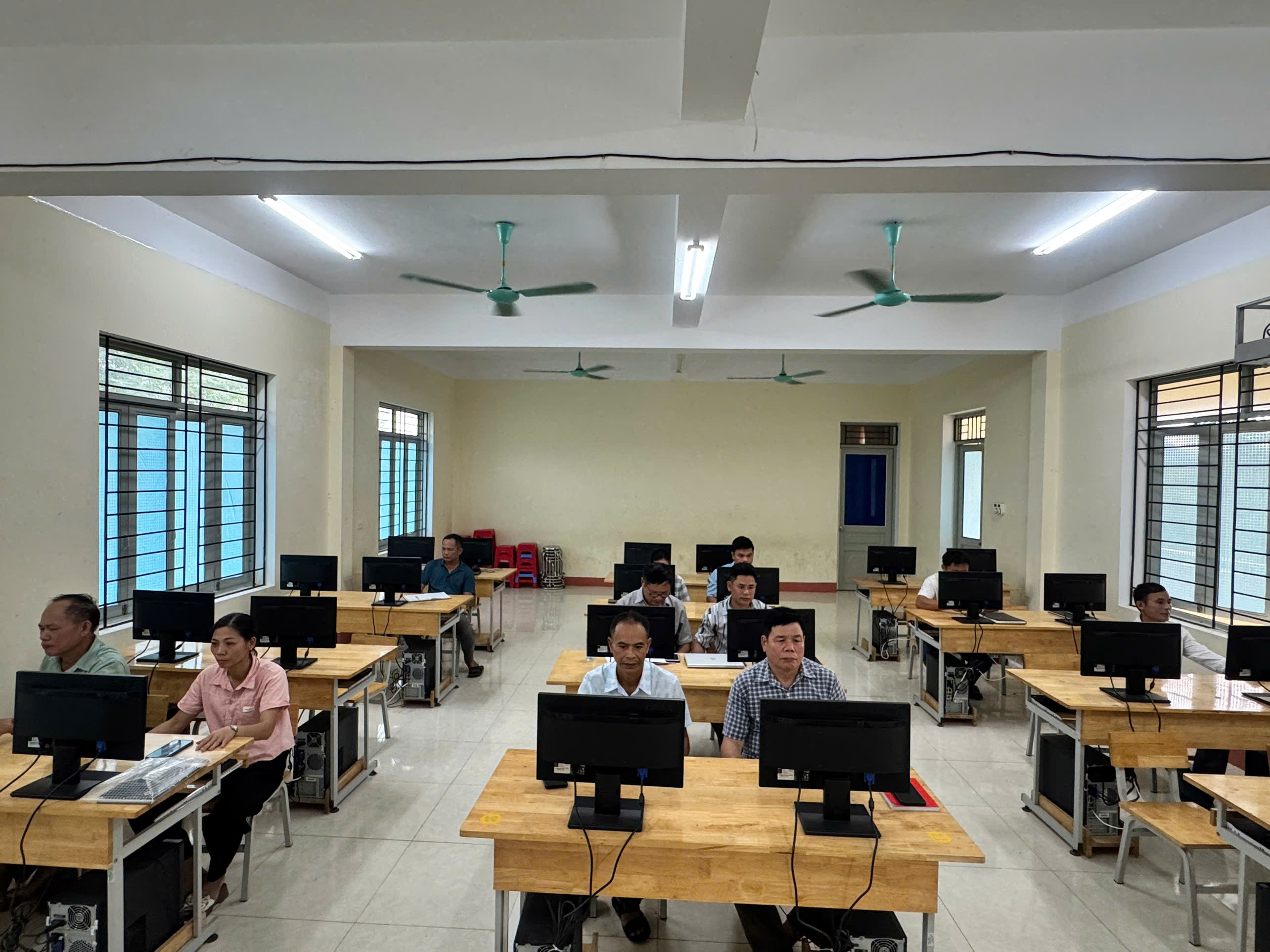 Phù Lưu tổ chức tập huấn kỹ năng tin học văn phòng và sử dụng Hệ thống Quản lý văn bản và điều hành năm 2026