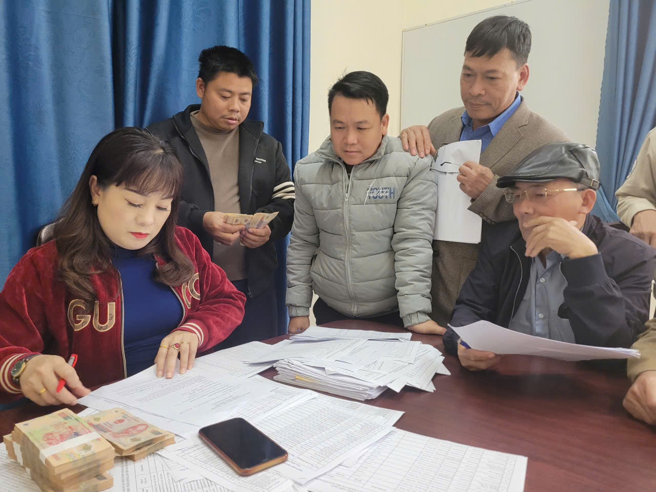 Xã Tân Thanh thực hiện chi trả quà tặng của Đảng, Nhà nước cho người có công với cách mạng, các đối tượng bảo trợ xã hội, hưu trí xã hội và đối tượng yếu thế khác