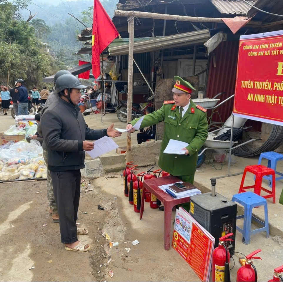 Công an xã Tát Ngà tăng cường tuyên truyền pháp luật, chuyển đổi số