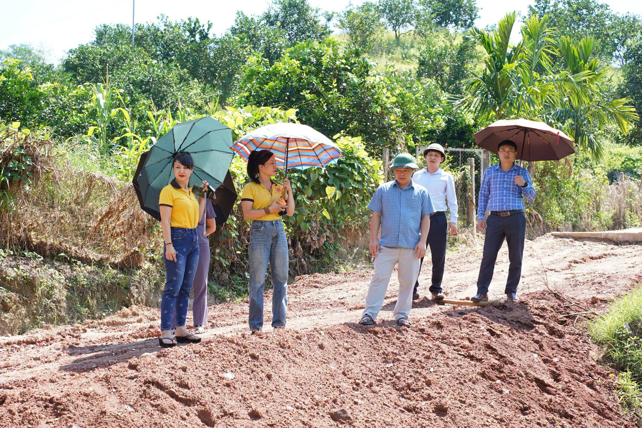 NHÓM THIỆN NGUYỆN NHỊP CẦU HẠNH PHÚC KHẢO SÁT XÂY DỰNG CẦU TẠI THÔN TẢ NGẢO