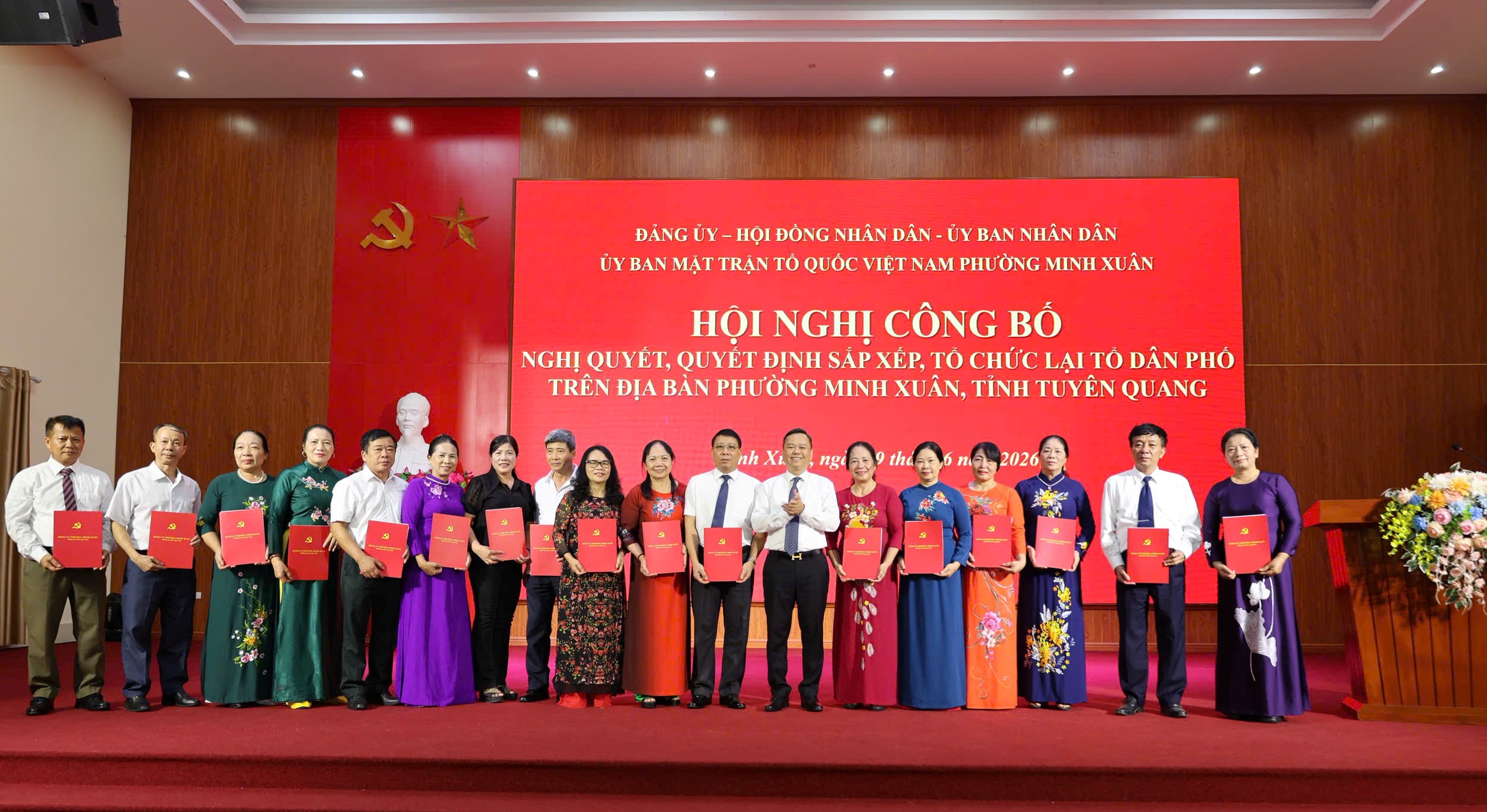 Phường Minh Xuân công bố các Nghị quyết, Quyết định về sắp xếp, tổ chức lại các tổ dân phố