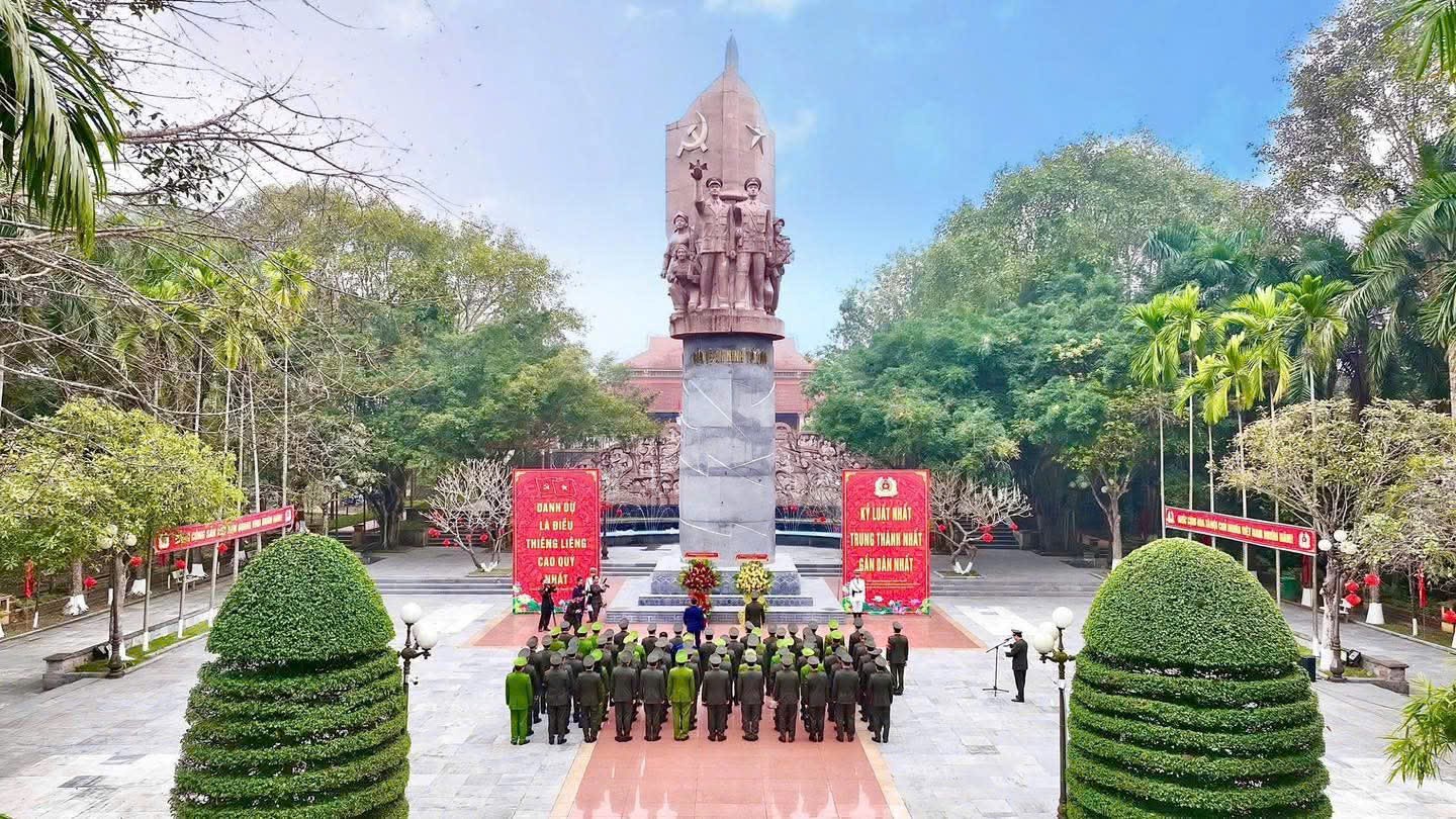 DẤU SON LỊCH SỬ GIỮA THỦ ĐÔ KHÁNG CHIẾN