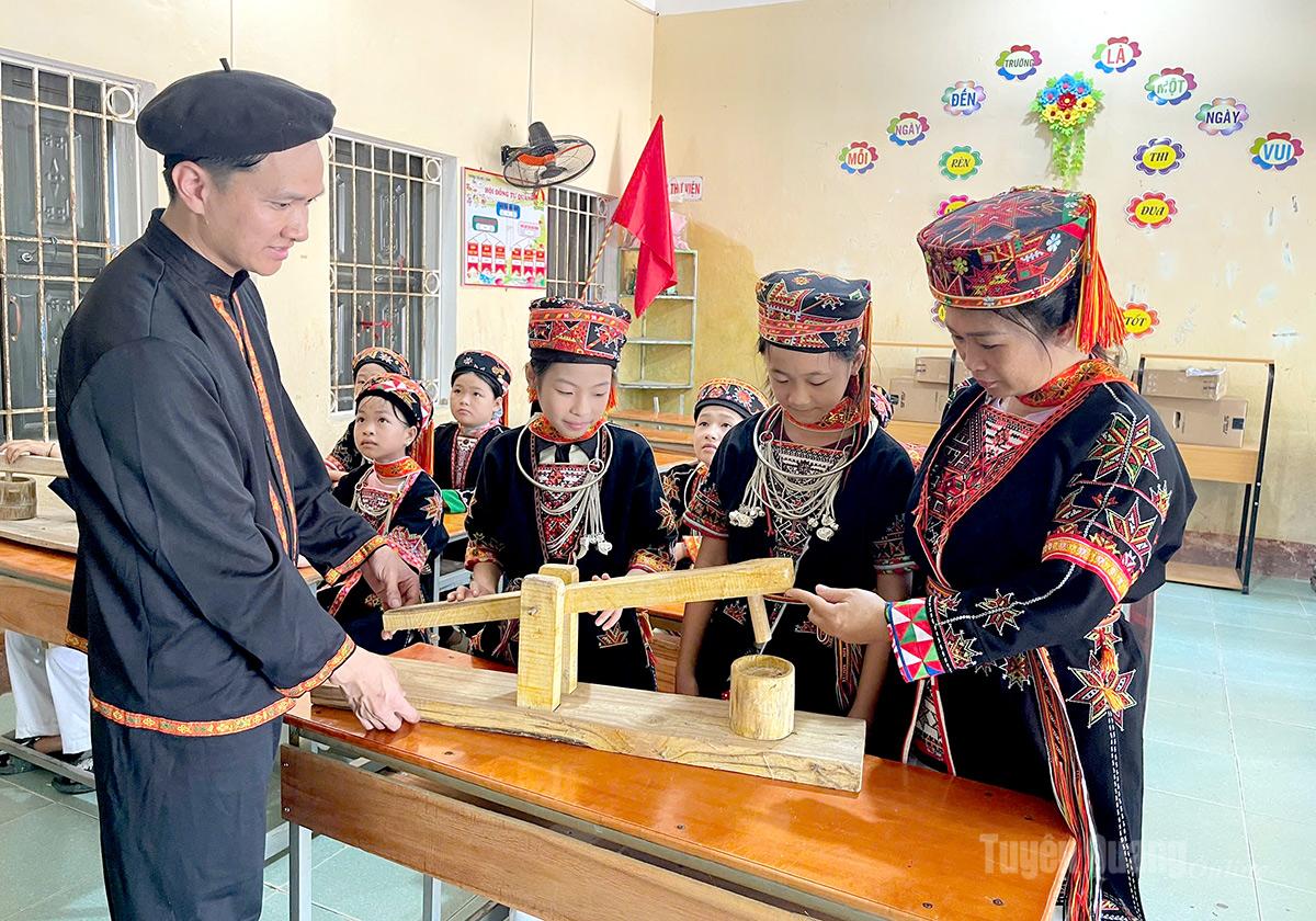Đưa không gian văn hóa dân tộc vào trường học