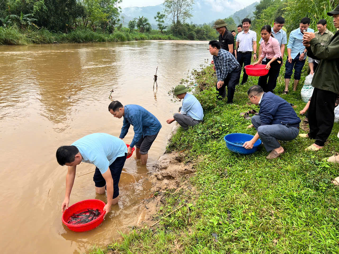 Hướng tới 67 năm Ngày truyền thống ngành Thủy sản Việt Nam (01/4/1959 - 01/4/2026). Sáng ngày 01/4/2026, UBND xã Đồng Tâm tổ chức Lễ phát động cộng đồng thả cá bảo vệ, tái tạo nguồn lợi thủy sản tại Suối Cuôm thôn Cuôm xã Đồng Tâm.