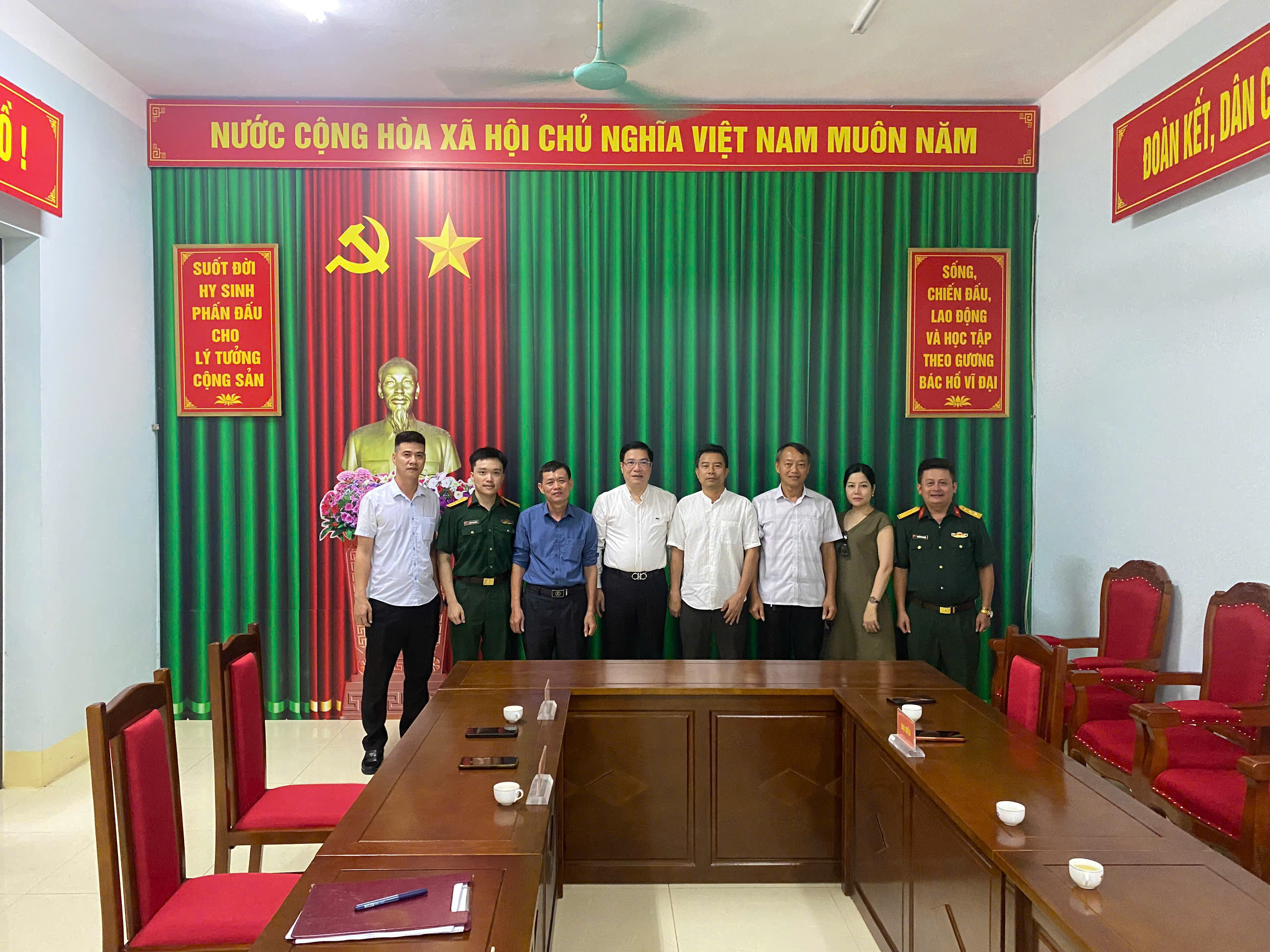 Ban Chỉ huy Quân sự phường Hà Giang 1 nhận bàn giao trang thiết bị văn phòng từ doanh nghiệp