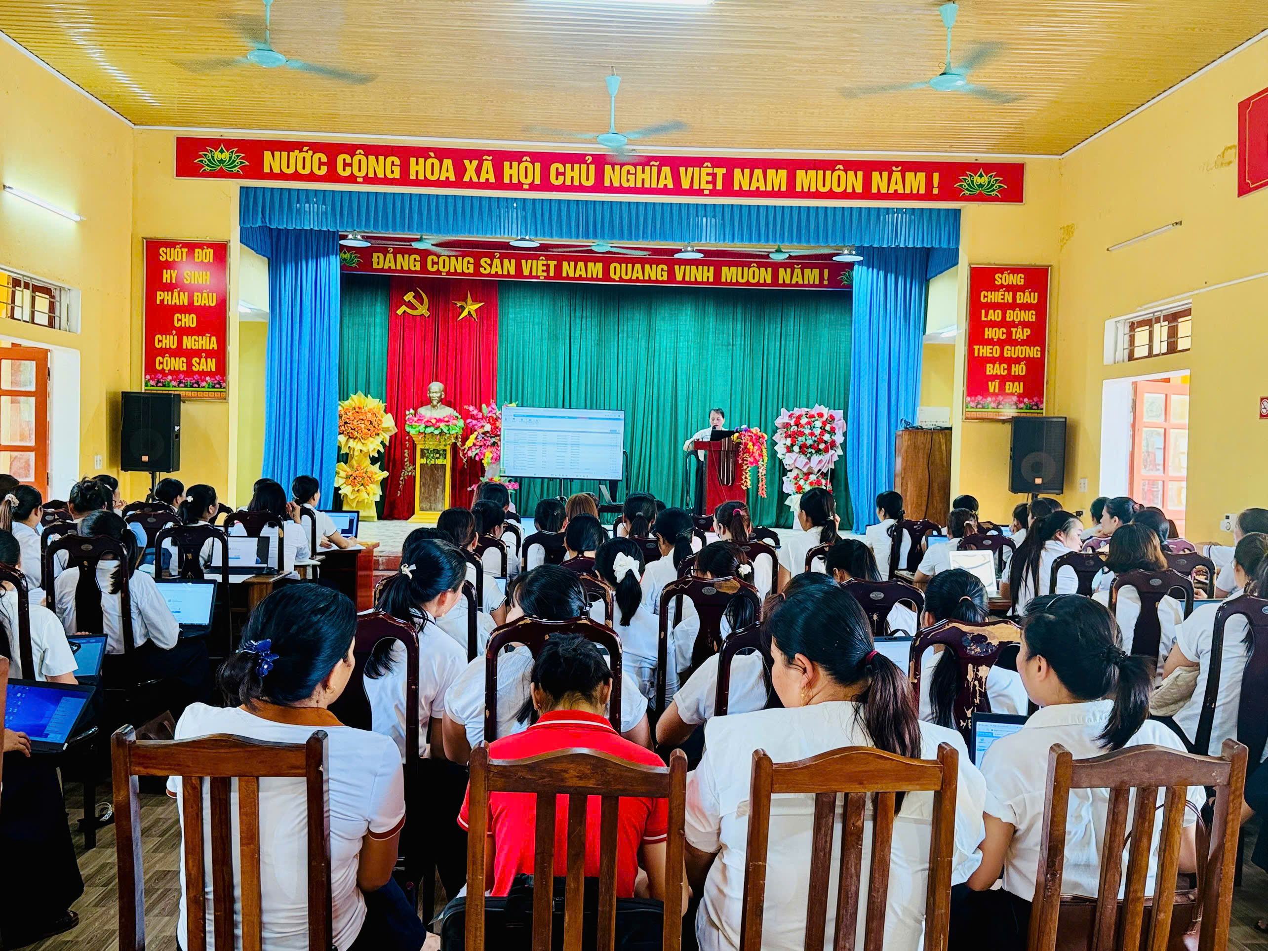 TRƯỜNG MẦM NON PHÚ LƯƠNG TỔ CHỨC SINH HOẠT CHUYÊN MÔN, ĐẨY MẠNH ỨNG DỤNG CÔNG NGHỆ SỐ