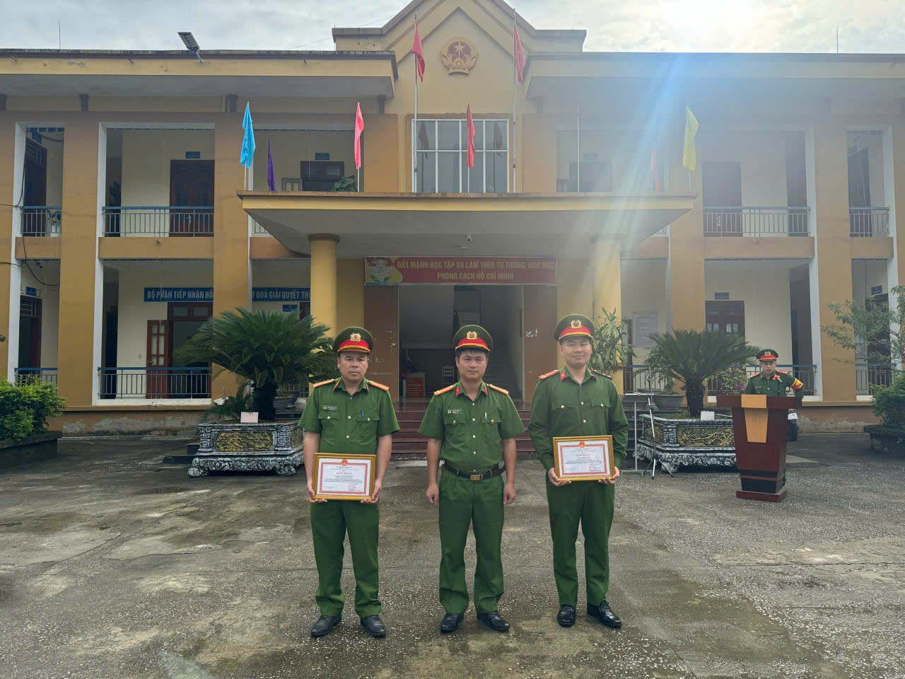 TRANG NGHIÊM LỄ CHÀO CỜ THÁNG 5, BIỂU DƯƠNG TẬP THỂ, CÁ NHÂN XUẤT SẮC