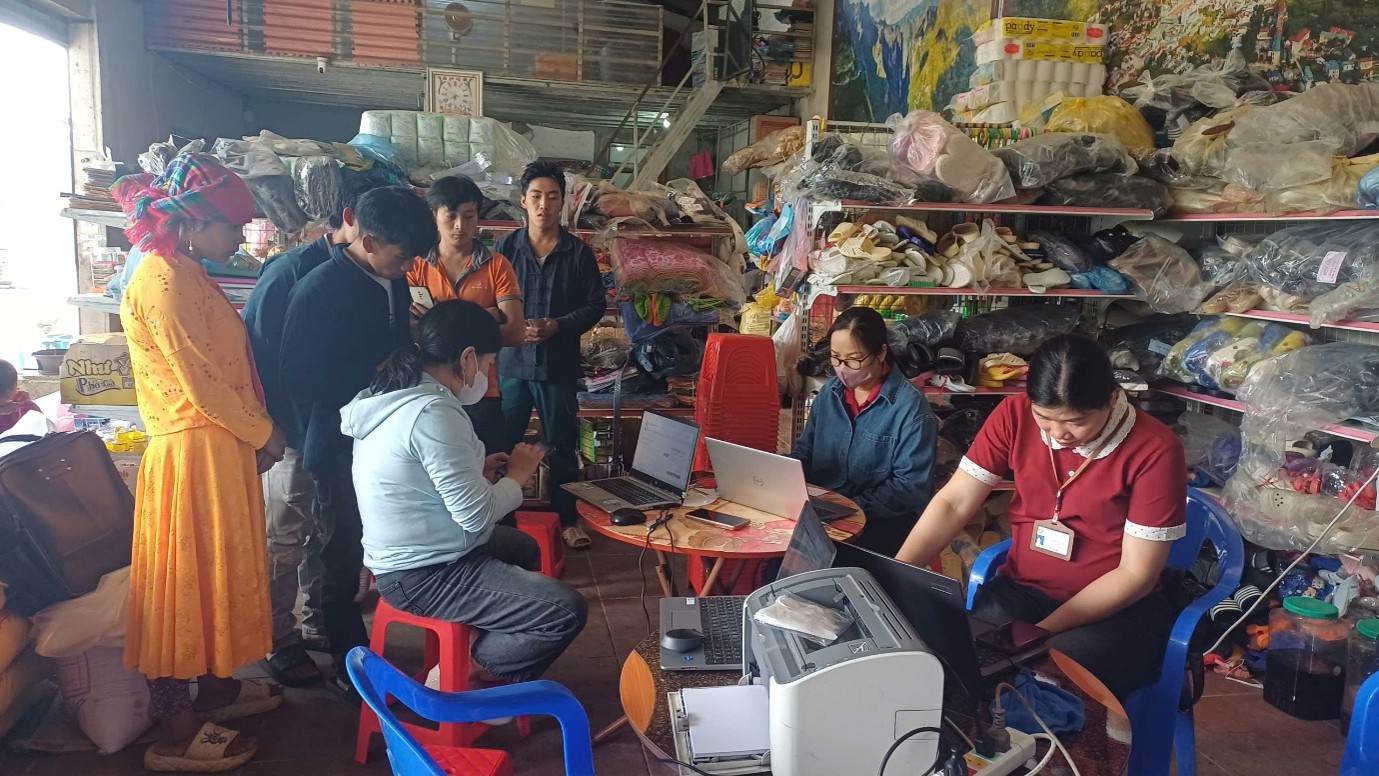 Đưa dịch vụ hộ tịch đến gần người dân tại thôn Đề Lảng