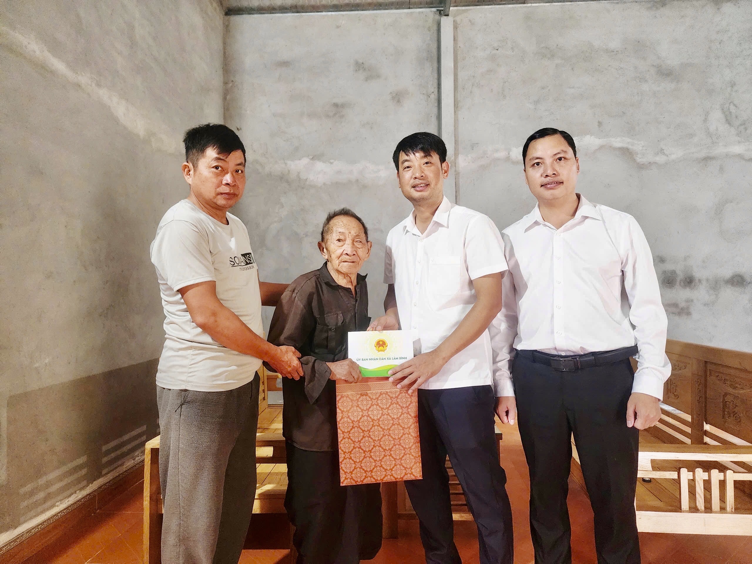Đồng chí chủ tịch UBND xã Lâm Bình thăm tặng quà người cao tuổi tại thôn Khuổi Trang