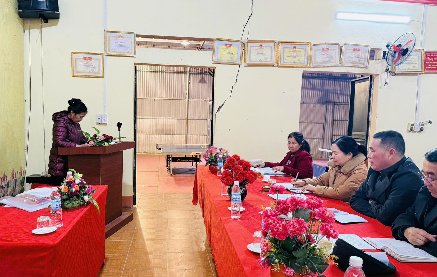 ĐỒNG CHÍ NGUYỄN THỊ HIÊN – PHÓ BÍ THƯ THƯỜNG TRỰC ĐẢNG ỦY XÃ DỰ HỘI NGHỊ TỔNG KẾT CHI BỘ THÔN 1