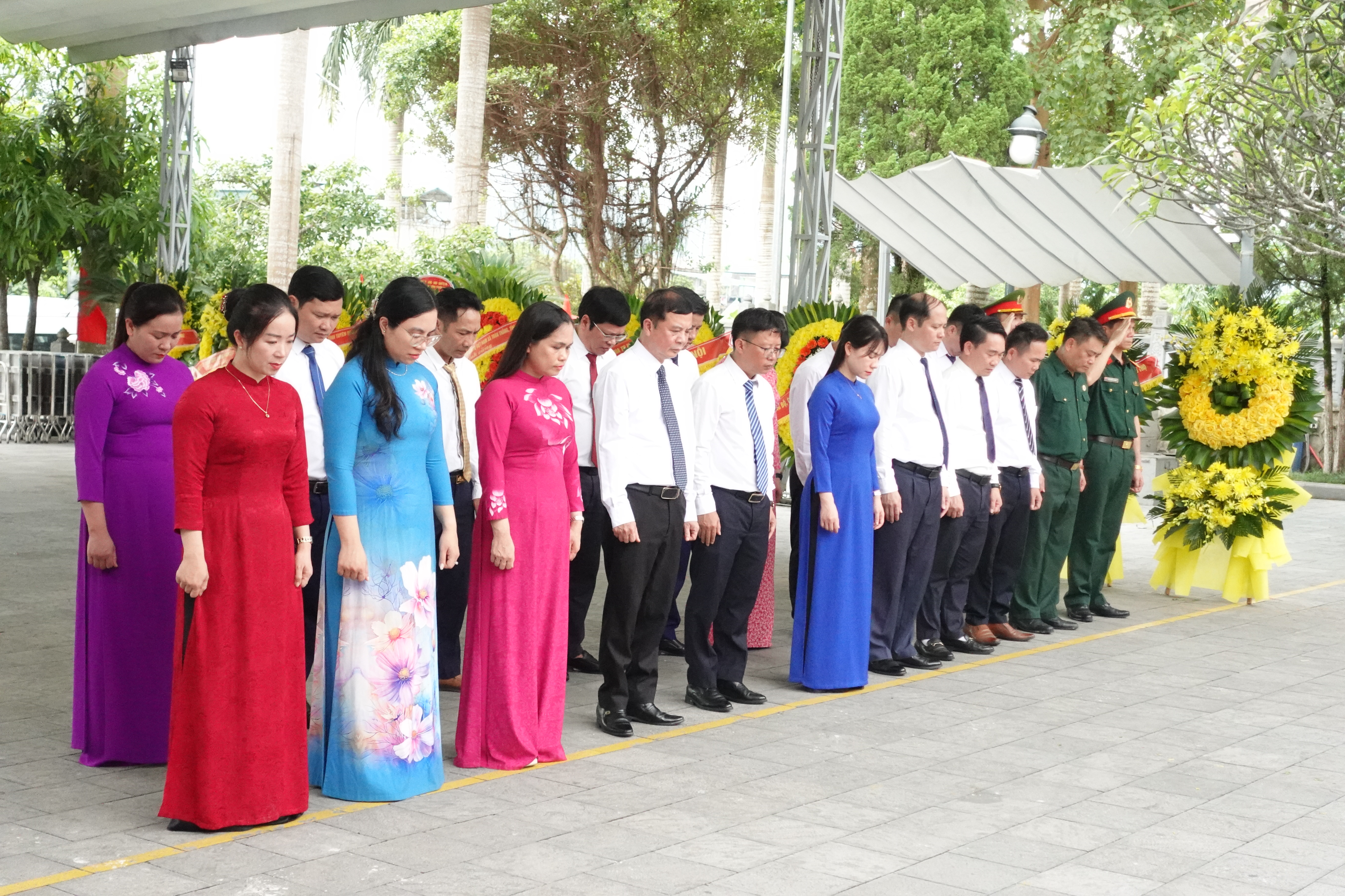 ĐOÀN ĐẠI BIỂU PHƯỜNG BÌNH THUẬN DÂNG HƯƠNG TƯỞNG NIỆM CÁC ANH HÙNG LIỆT SĨ TẠI NGHĨA TRANG LIỆT SĨ QUỐC GIA VỊ XUYÊN