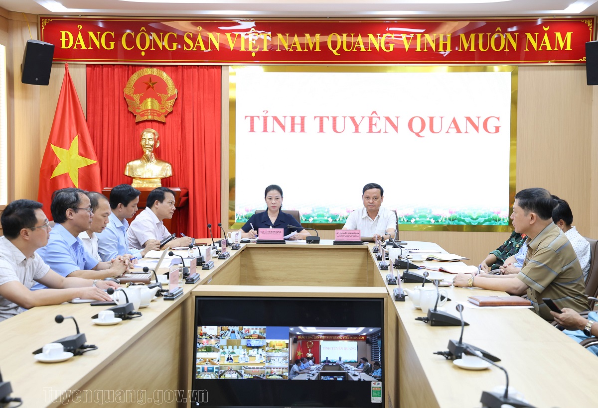 Thường trực Chính phủ họp trực tuyến với các địa phương về giải pháp khắc phục hậu quả bão số 10 và mưa lũ