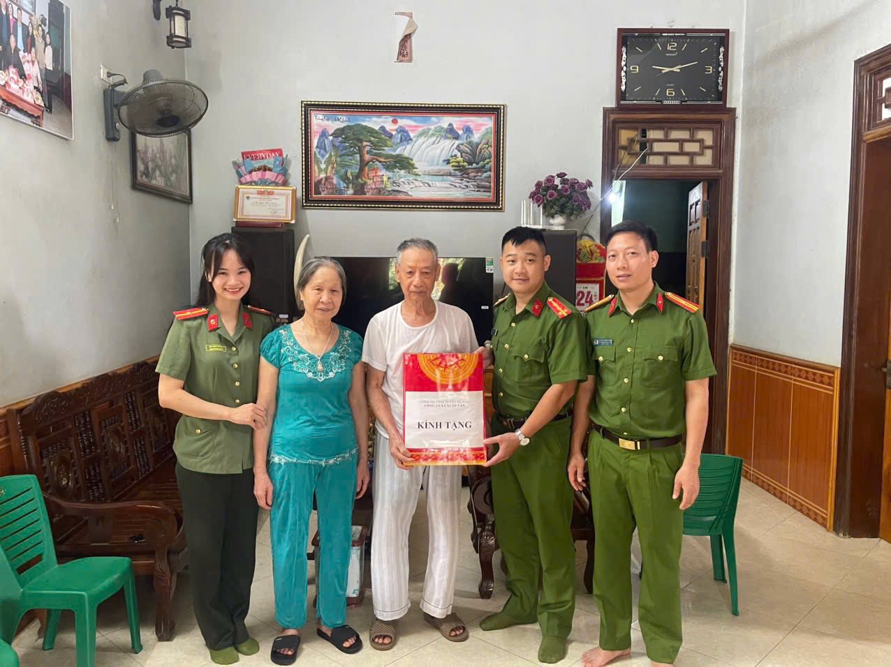 CÔNG AN XÃ XUÂN VÂN TIẾP NỐI TRUYỀN THỐNG “UỐNG NƯỚC NHỚ NGUỒN”