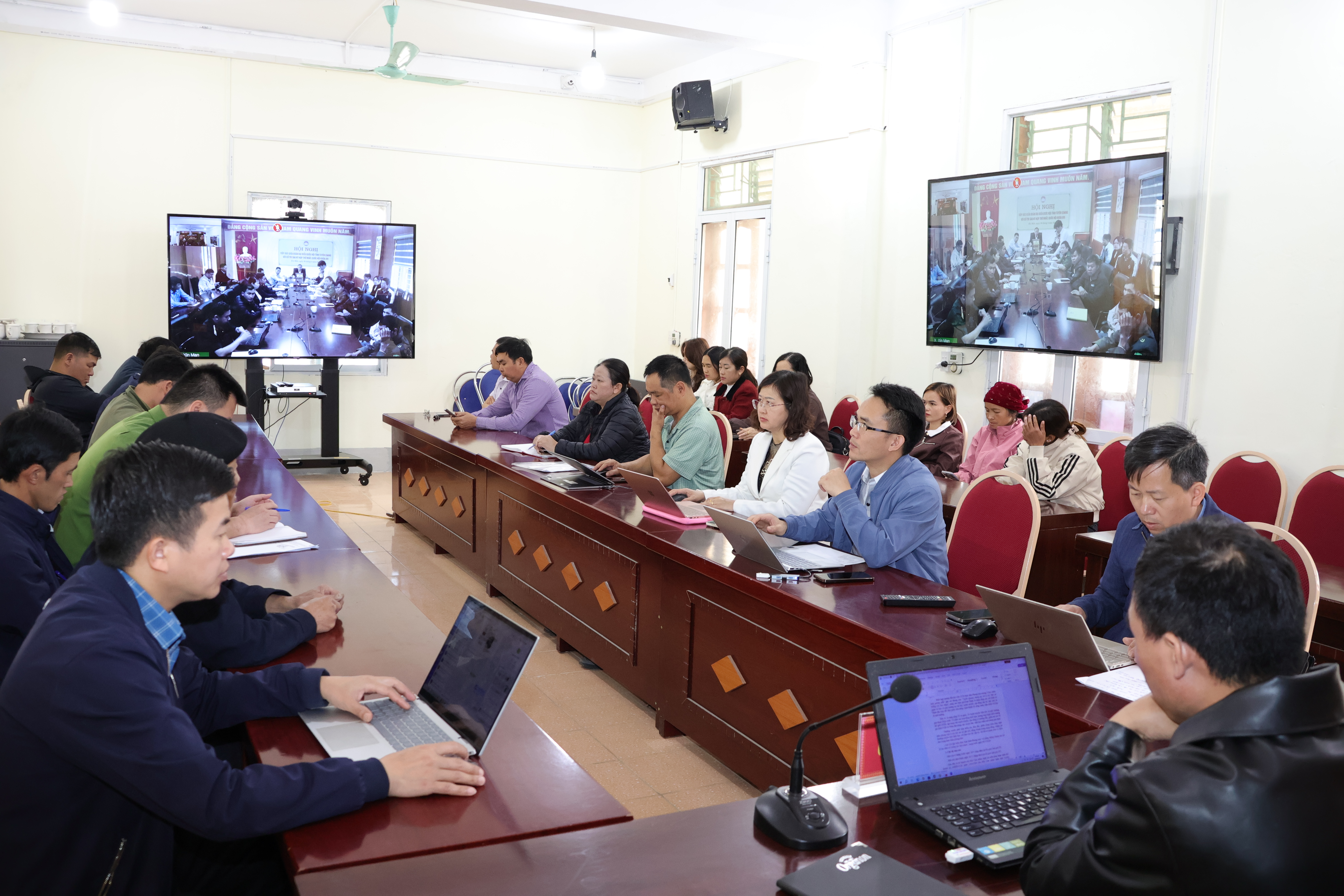 Sủng Máng tham dự Hội nghị tiếp xúc cử tri sau Kỳ họp thứ Nhất Quốc hội khóa XVI