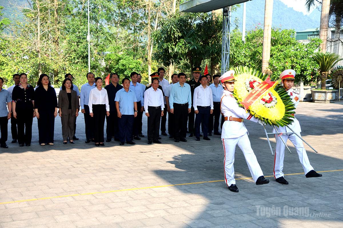 Trưởng ban Tuyên giáo và Dân vận Trung ương Trịnh Văn Quyết thăm, làm việc tại Tuyên Quang và tri ân các Anh hùng liệt sĩ