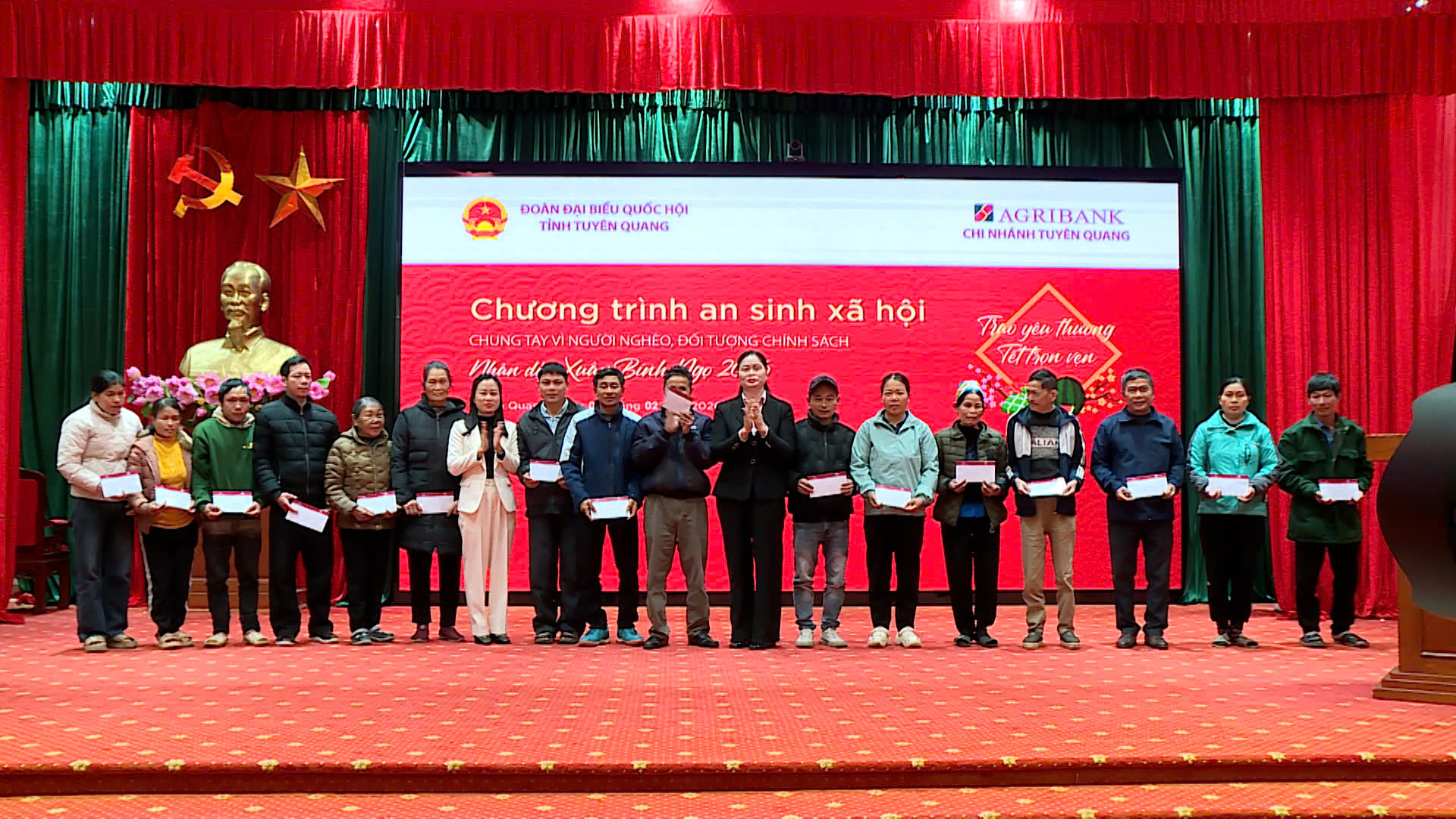 Phó Trưởng Đoàn ĐBQH hoạt động chuyên trách tỉnh Ma Thị Thúy tặng quà Tết tại xã Nà Hang