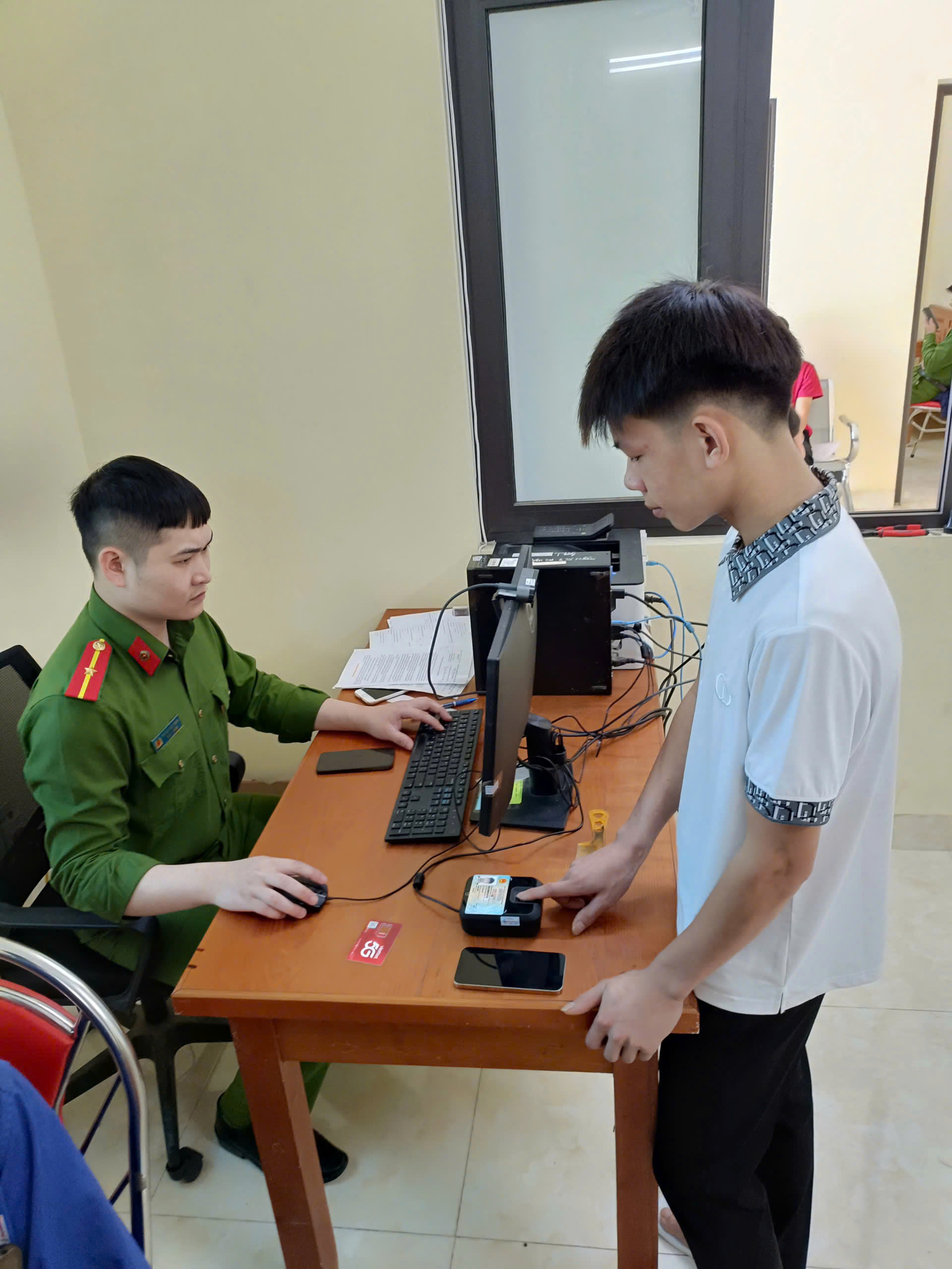 CÔNG AN XÃ NẤM DẨN TĂNG CƯỜNG THU NHẬN HỒ SƠ CẤP THẺ CĂN CƯỚC VÀ ĐỊNH DANH ĐIỆN TỬ MỨC 2 CHO HỌC SINH CHUẨN BỊ BƯỚC VÀO CÁC KỲ THI TUYỂN SINH