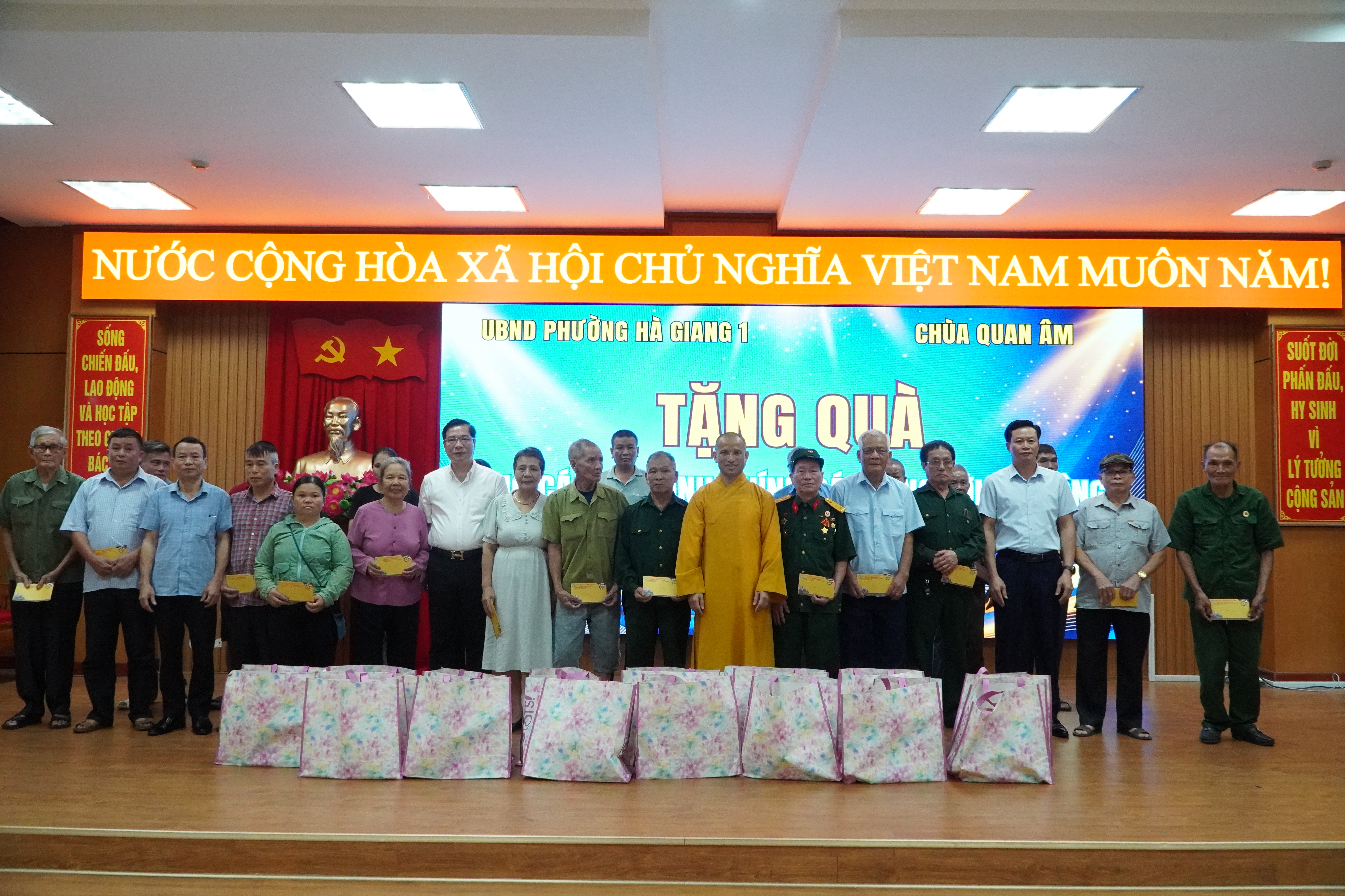 PHƯỜNG HÀ GIANG 1 VÀ CHÙA QUAN ÂM TRAO TẶNG 121 SUẤT QUÀ ĐẾN NGƯỜI DÂN CÓ HOÀN CẢNH KHÓ KHĂN